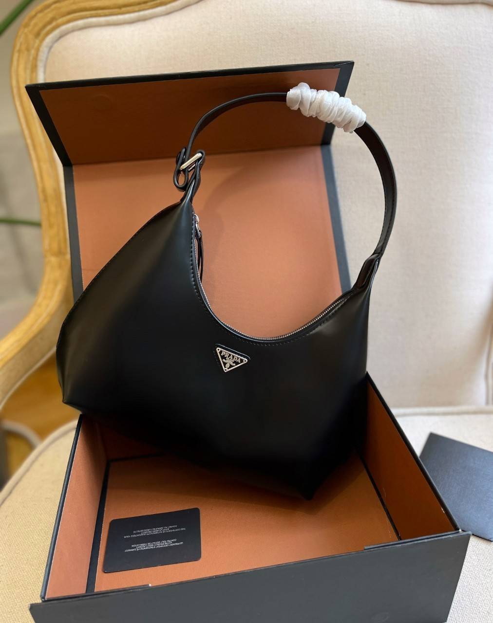 PRADA LEATHER HANDBAG ขนาดกะทัดรัด พกพาสะดวก Everyday look อะไหล่เงิน หนังเงาหนาอยู่ทรงสวย ด้านหน้ามีโลโก้แบรนด์ เปิดปิดด้วยซิป อะไหล่เงิน