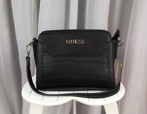 GUESS CROSSBODY BAG กระเป๋าหนังสะพายข้างทรงสุดฮิต ดีไซน์หรู หนังสวยอยู่ทรง ภายในมีช่องซิป เปิดปิดง่ายด้วยซิป อะไหล่สีเงิน สายสะพายปรับได้ (ถอดได้) มีหมุดรองฐานทั้งสี่กันฐานเป็นรอยได้ดี รุ่นนี้แนะนำเลยค่าา