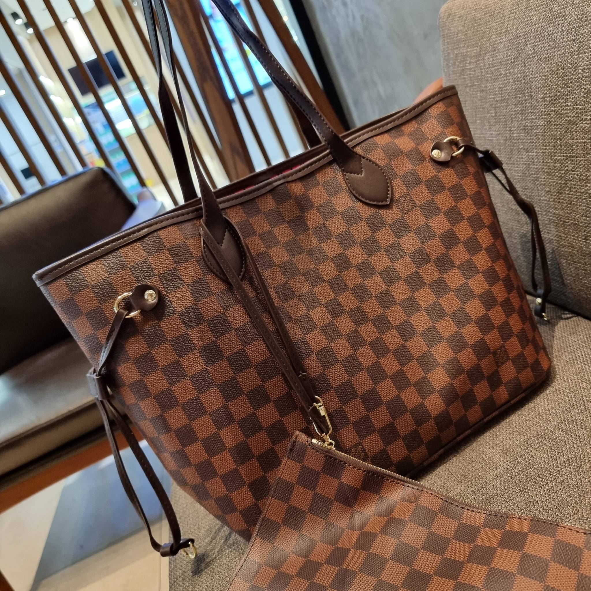 LV 2IN1 TOTE SET กระเป๋าสะพายไหล่ใบใหญ่ทรง tote มาพร้อมใบลูก คลาสสิคที่สุด เป็รอีกรุ่นที่มีคนใช้กันทั่วบ้านทั่วเมือง ฮิตแบบไม่ต้องพูดเยอะ วัสดุหนังแคนวาสปั๊มลายเต็มใบ ปากกระเป๋ามีหูเกี่ยว ด้านข้างมีหนังรูดเก็บทรงได้ ภายในโล่งกว้างมากๆ มีช่องซิปแยกให้ ใบเล