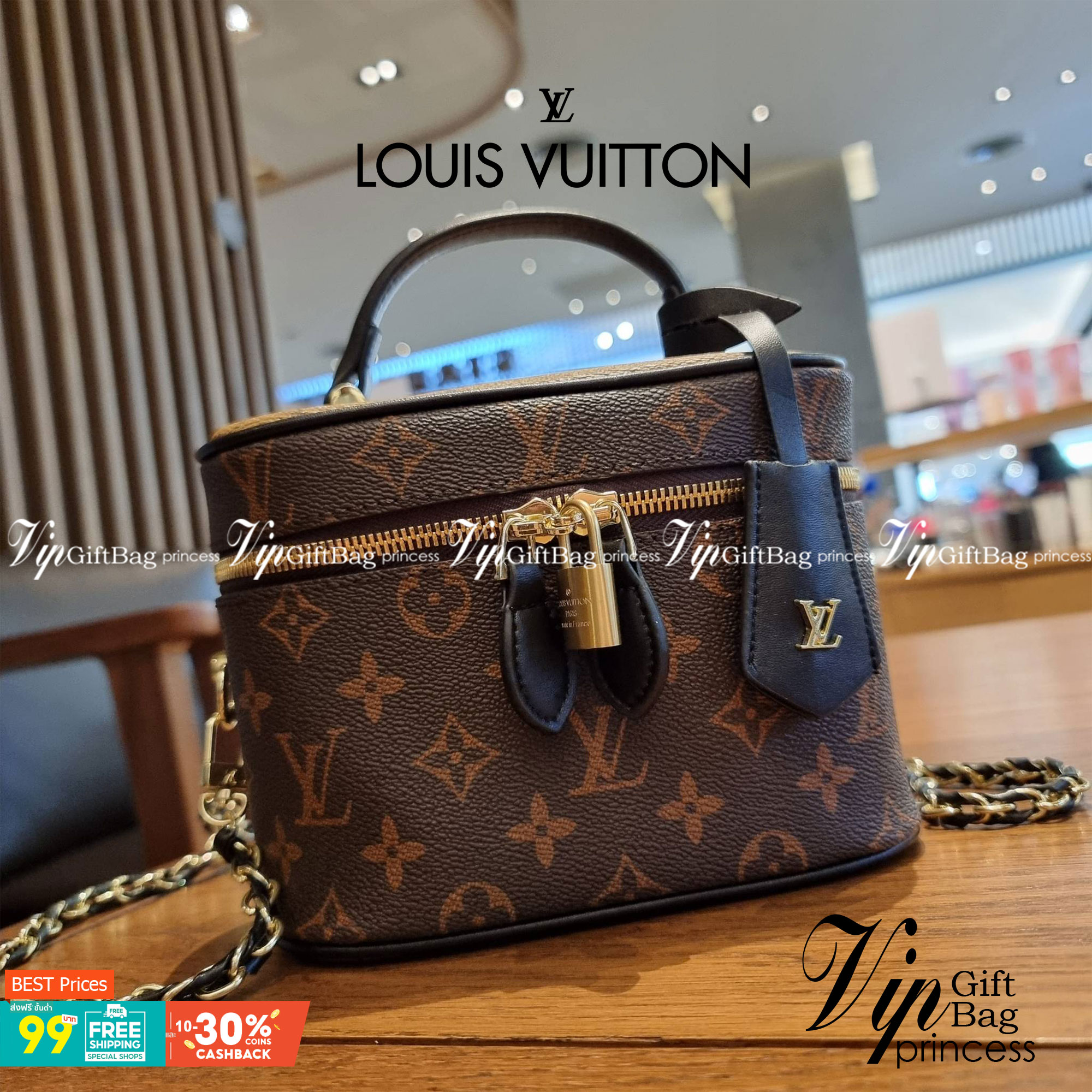 LV EXCLUSIVE VIP COSMETICS GIFT BOX กระเป๋าถือ/สะพาย สวยอยู่ทรง มาพร้อม box set สุดหรู adapt ใช้เป็นกระเป๋าเก็บเครื่องสำอางค์ ถือเชิดๆ หรือสะพายเลิศๆ ไปเที่ยว ไปไหนๆก็ดูแพง!! สวยจริงจัง!! พิเศษ!! มาพร้อมแม่กุญแจล็อคครบชุด และพวงหนังห้อย คุ้มมากๆแม๊!! ทุกด