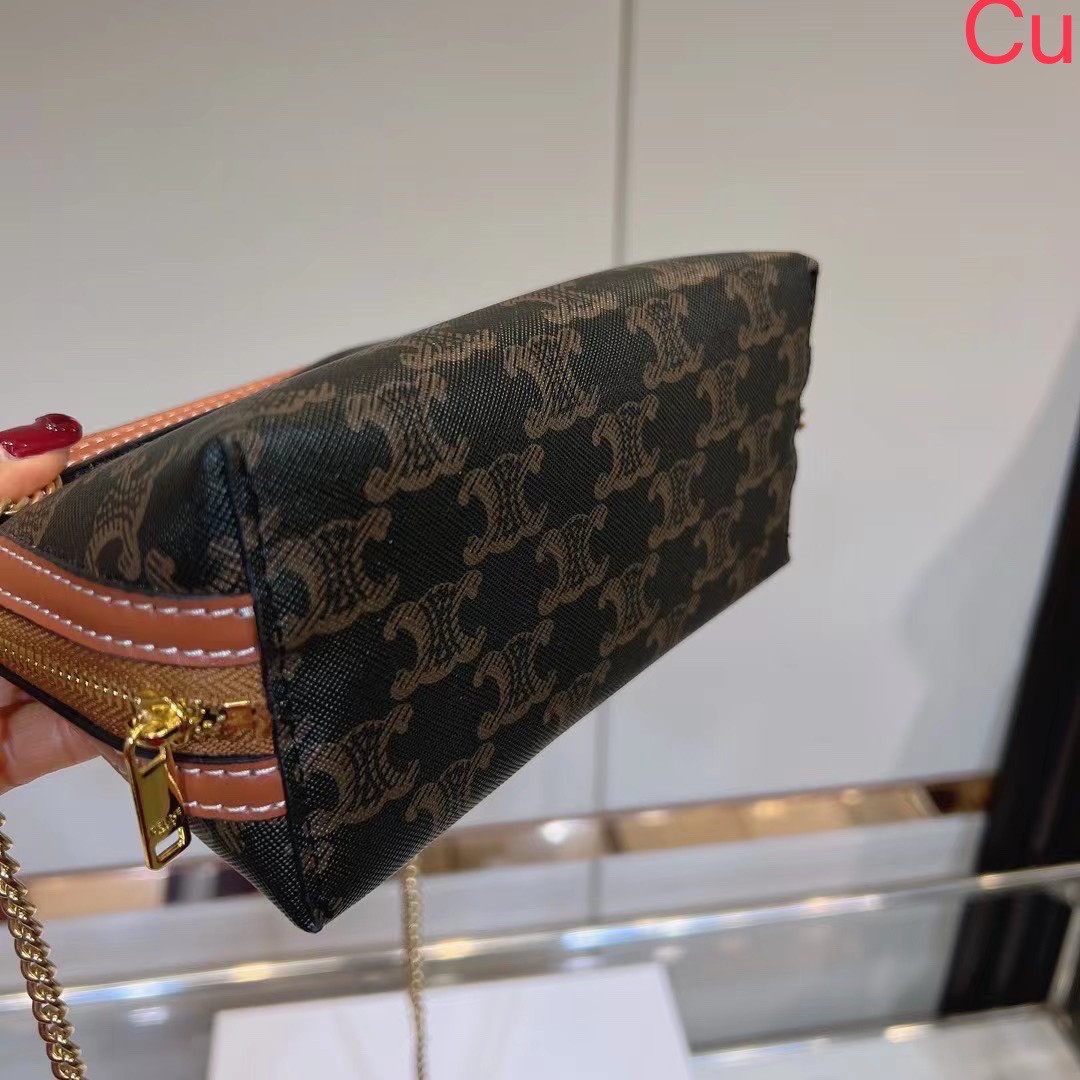 CELINE CLUTCH WITH CHAIN IN TRIOMPHE CANVAS AND LAMBSKIN / CELINE POUCH กระเป๋าสะพายกึ่งคลัทช์ มินิไซส์ เอาใจสาวๆสายสะดวก!! พกพาง่าย สะพายกำลังสวย วัสดุหนังแคนวาส ดีไซน์ใหม่