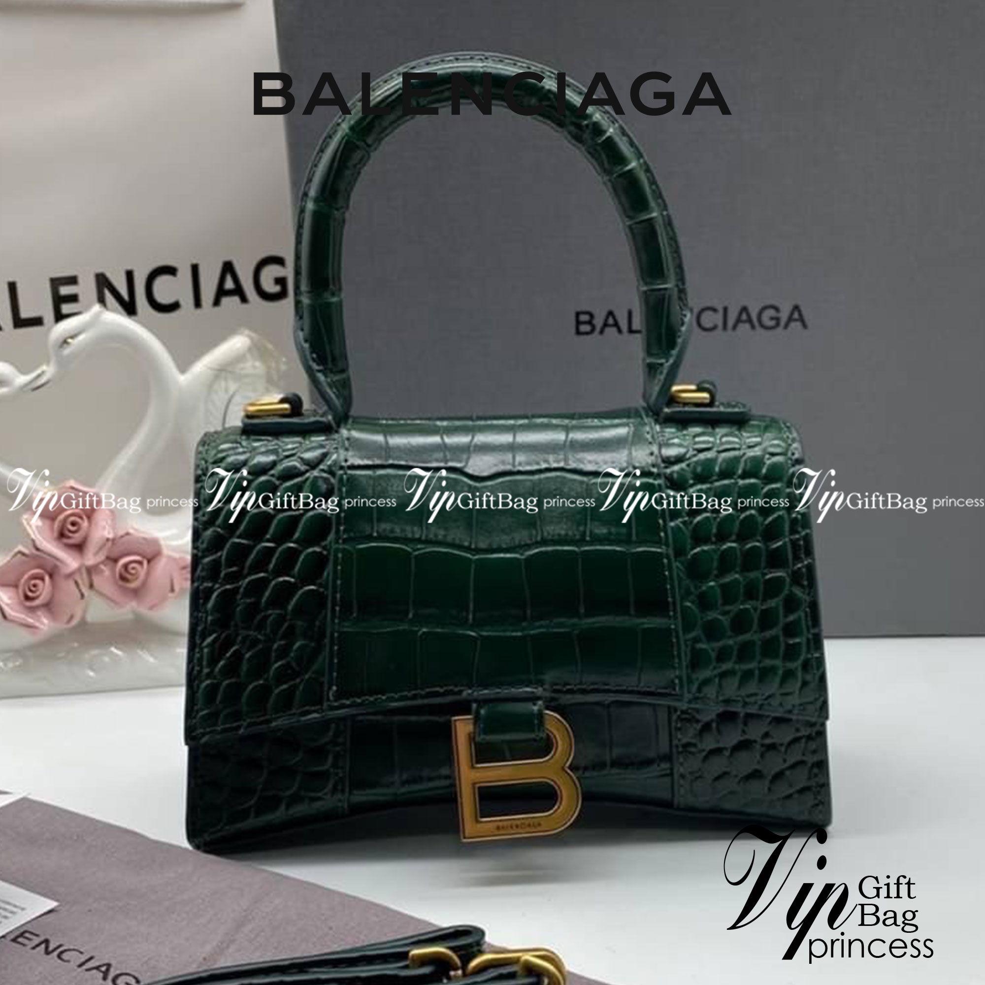 หนังแท้ BALENCIAGA HOURGLASS TOP HANDLE XS Shiny crocodile embossed calfskin การสร้างสรรค์ที่มีเอกลักษณ์เฉพาะตัว หรูหรา โทนสีโดดเด่น วัสดุหนังแท้ลายจระเข้ ภายในโล่งกว้างหนังแนปป้าอย่างดี เกรดออริจินอล ตอบโจทย์ได้ทุกลุค ทุกไลฟ์สไตล์ ภาพสินค้าถ่ายจากงานขายจ