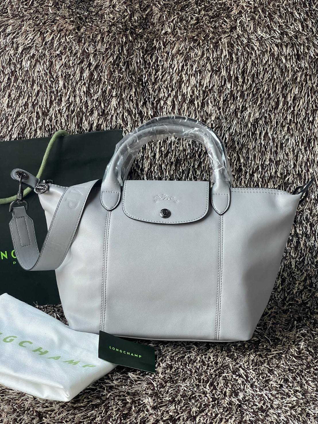 Longchamp Le Pliage Cuir Top handle bag S เรียกว่าเป็นกระเป๋าอีกหนึ่งรุ่นที่ไม่ว่ายังไงก็ฮอตฮิตและติดเทรนด์ตลอดไม่เคยเปลี่ยนกับ ทรง Le Pliage Cuir หนึ่งในตระกูลกระเป๋าสุดไอคอนิกจากแบรนด์