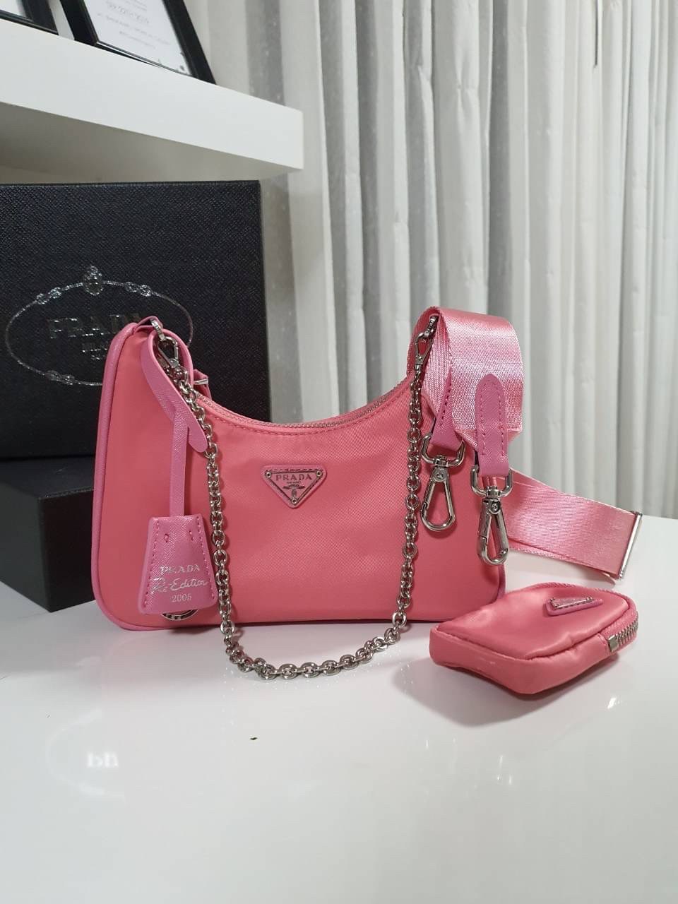 BEST SELLER!! **กำลังมาแรงมากค่ะ กับแบรนด์ PRADA ใบเดียวคุ้มมากค่ะ อุปกรณ์ ครบชุด **ซื้อ1ได้ถึง3ไอเท็ม ทั้งสายยาว และกระเป๋าใส่เหรียญ และป้ายแท็คหนัง อย่างดี **อะไหล่ปั้มแบรนด์แท้ทุกจุด วัสดุทำจากผ้า Nylon อย่างดี กันน้ำได้ อยู่ทรงสวย สามารถใส่กระเป๋าตังค