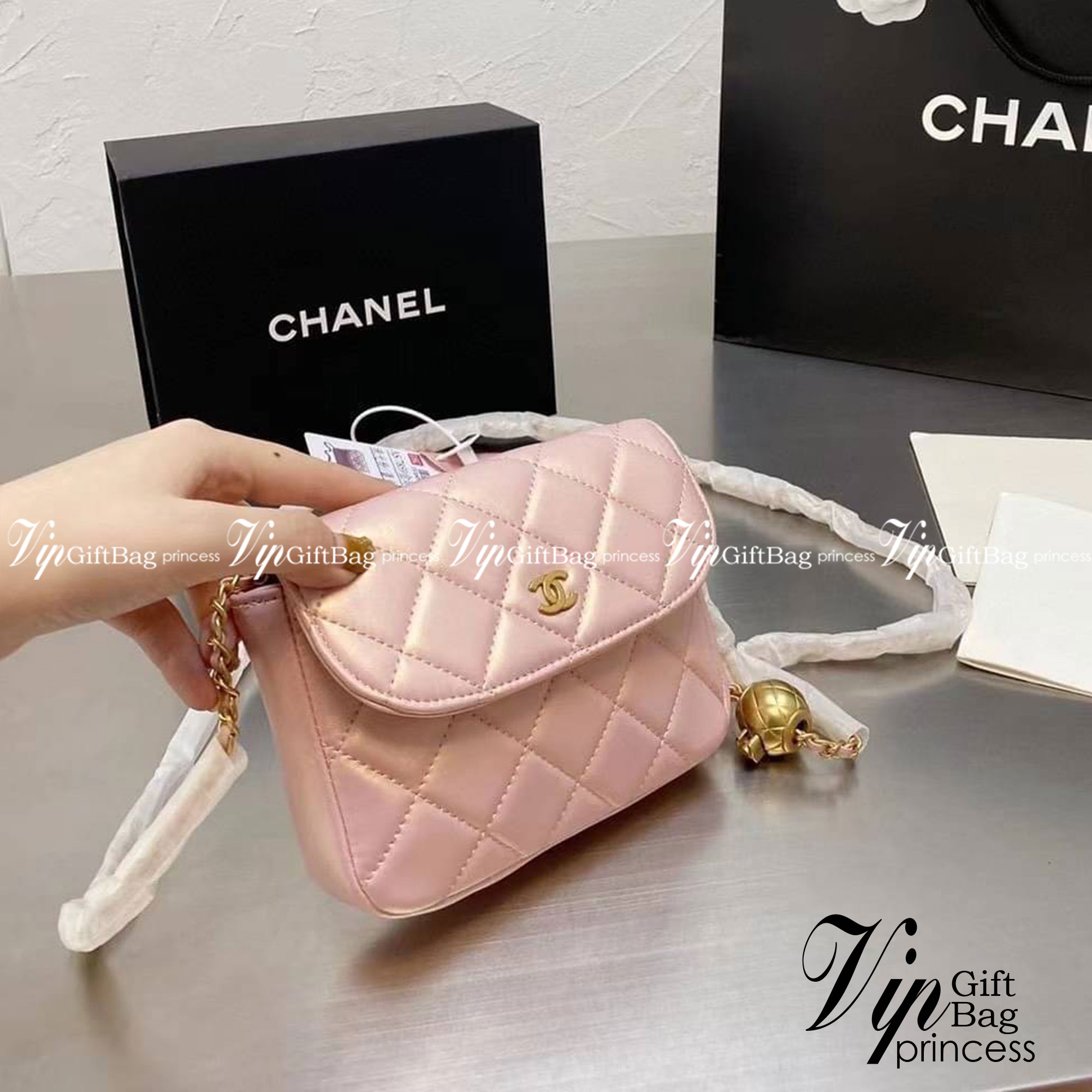Chanel Pearl Crush with Chain / Chanel Mini crossbody bag กระเป๋าสะพายข้างหรือสะพายเป็นครอสบอดี้ รอบนี้เข้า 5 สีเลย ได้ใบนี้ไปถือออกงาน ก็สวยหรูดูแพงสุดๆค่า!!