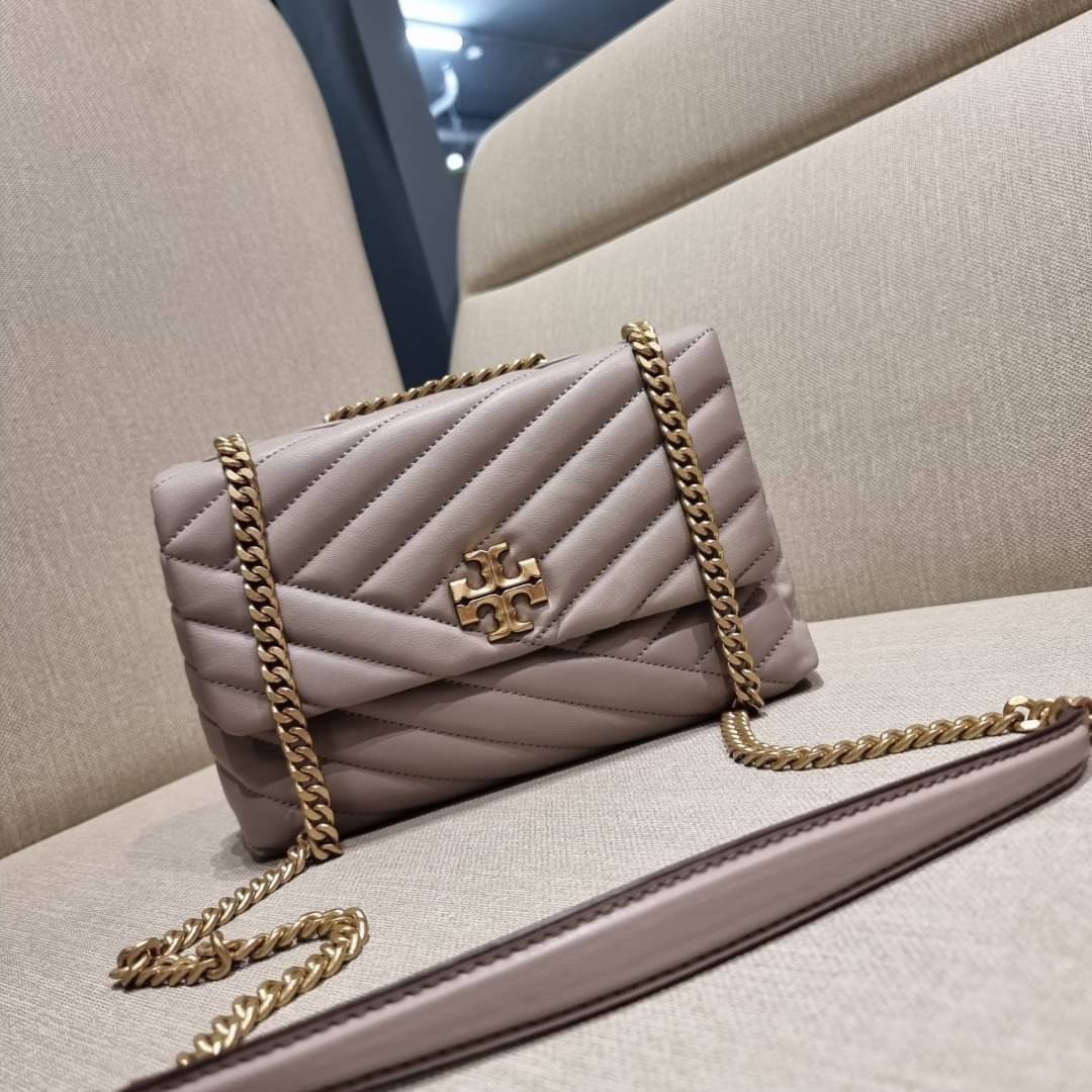 TORY BURCH KIRA CHEVRON CONVERTIBLE SHOULDER BAG (SMALL / MEDIUM) กระเป๋าสะพายรุ่นยอดฮิต ไซส์คลาสสิค ที่ใช้ยังไงก็ดูหรู ดีไซน์เฉพาะตัว วัสดุหนังแกะ สัมผัสนิ่ม เปิด-ปิดด้วยกระดุมแม่เหล็ก ภายในเป็นช่องโล่ง ใส่กระเป๋าสตางค์ มือถือ เครื่องสำอางค์ พาวเวอร์แบงค