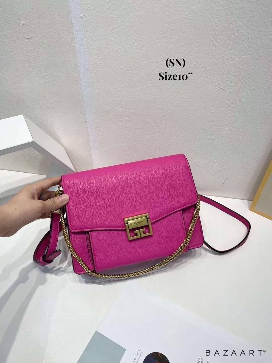 Givenchy GV3 Small Leather 25cm รุ่นยอดนิยม กระเป๋าสะพายหนัง เปิดหน้า อะไหล่ทอง งานสวยเป๊ะอะไหล่ปั้มทุกจุดสวยหรู ดูเป็นคนมีเทสดีเลยค่าา ดีไซน์คือสวยมีคลาส มีระดับสุดๆ พร้อมสายโซ่อะไหล่ทอง ละมุนตามากค่าา