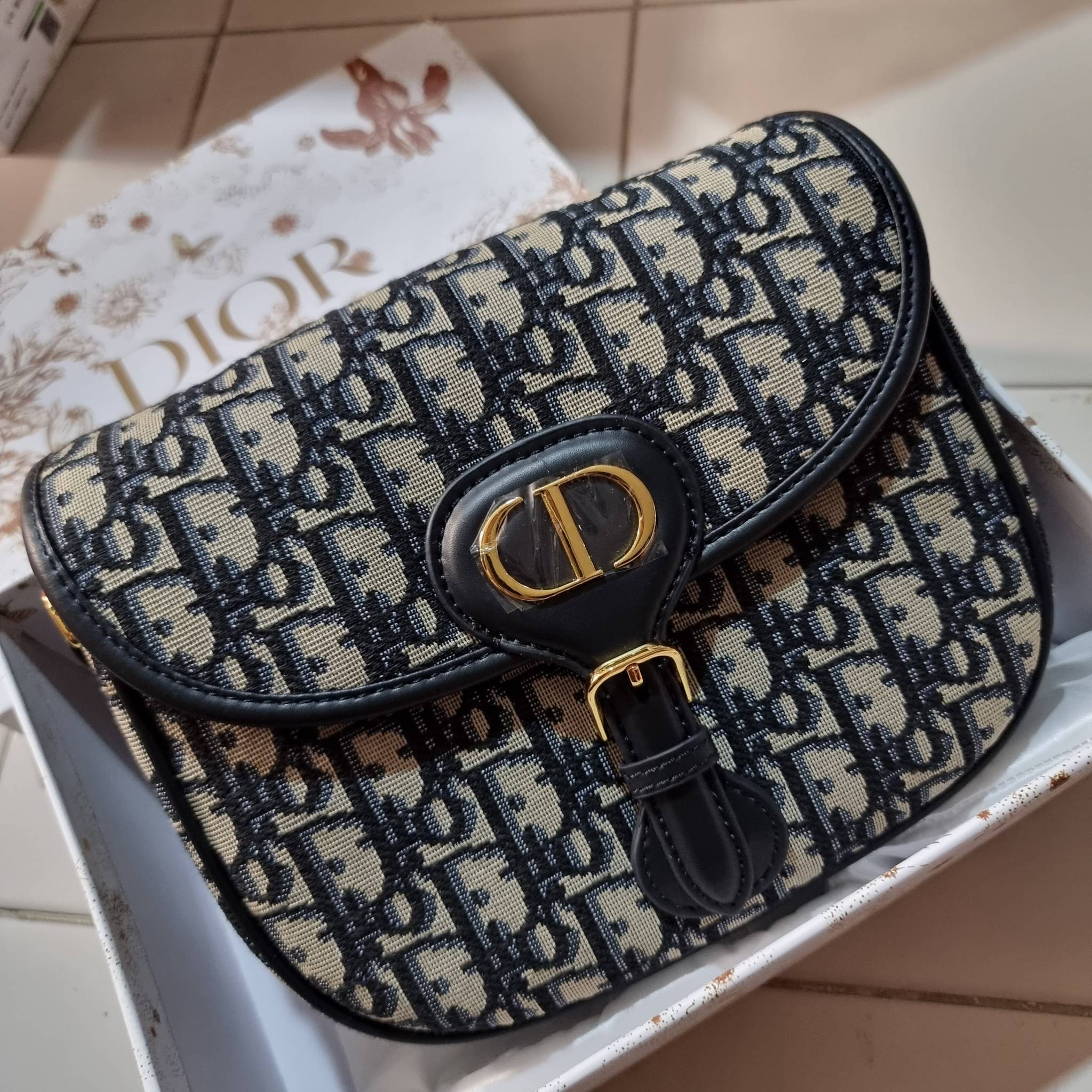 DIOR CD MEDIUM BOBBY BAG กระเป๋าสะพายข้างพรีเมี่ยมกิ๊ฟทรงสวย ดีไซน์ย้อนยุค เป็นเอกลักษณ์ไม่เหมือนใคร เปิด-ปิดด้วยกระดุมแม่เหล็ก ใช้งานง่าย อะไหล่ทองดูหรู ภายในเป็นช่องโล่ง มาพร้อมสายสะพาย crossbody ถอดออกได้ ปรับได้ จะถือเป็นคลัทช์ออกงานก็ได้ สะพายไปทำงาน