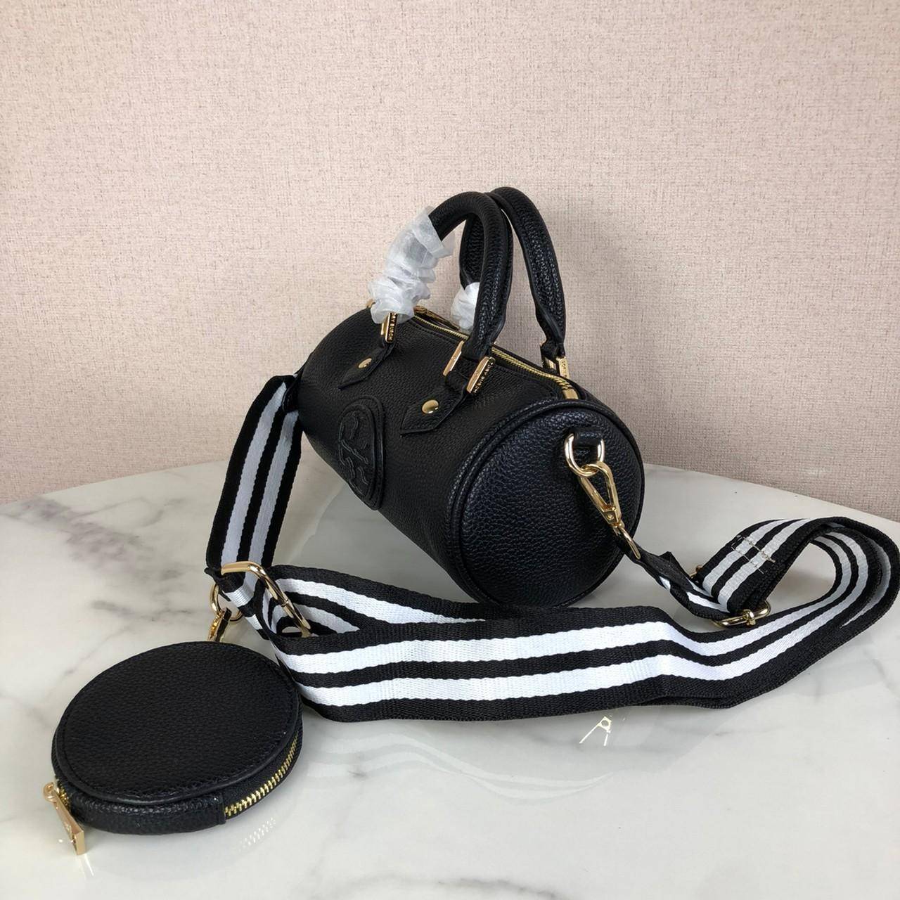 กระเป๋าถือ หรือสะพาย TORY BURCH เปิด - ปิดกระเป๋าด้วยซิป ด้านในมีช่องใส่ของ 1 ช่อง มาพร้อมสายสะพายยาว สามารถถอดและปรับได้ Free Size ค่ะ