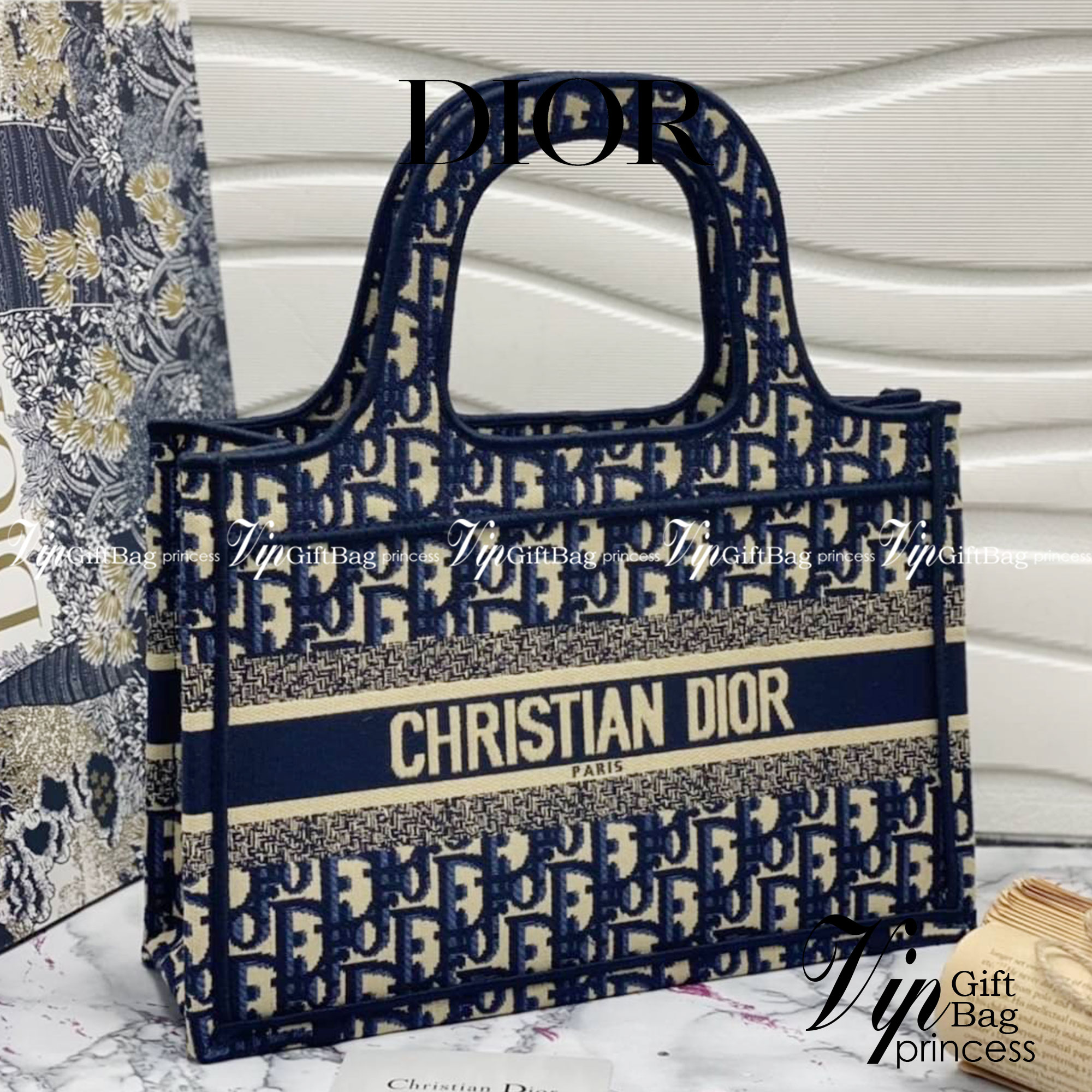 SMALL DIOR BOOK TOTE 29cm Blue Dior Oblique Embroidery กระเป๋าถือทรง Shopping ขนาดกำลังดี จุของได้เยอะ สวยคลาสสิค พกพาสะดวก ใช้งานง่ายสุดๆ วัสดุงานทอละเอียด ภายในโล่งกว้าง ภาพสินค้าถ่ายจากงานขายจริง ใช้งานต่างประเทศได้