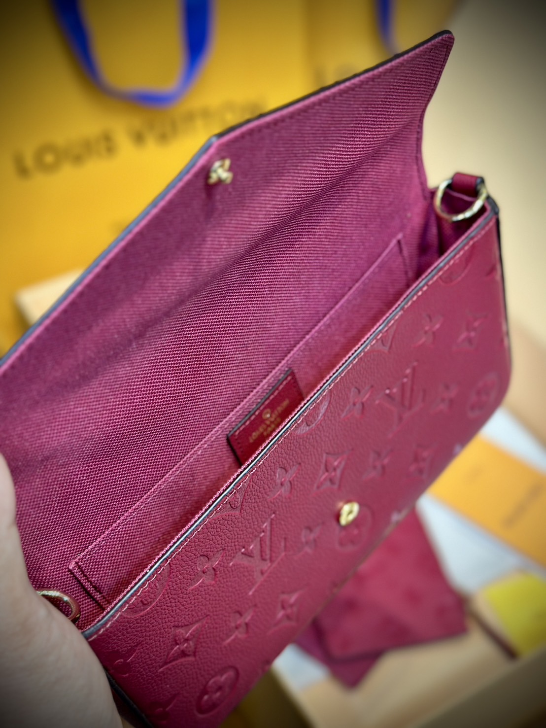 LV Felicie Pochette Monogram Empreinte Leather กระเป๋าทรงพอช มัลติฟังชั่น ครบทุกการใช้งาน สวยงามเหนือกาลเวลา มีใบนี้ใบเดียวคุ้มสุดเลยค่ะ