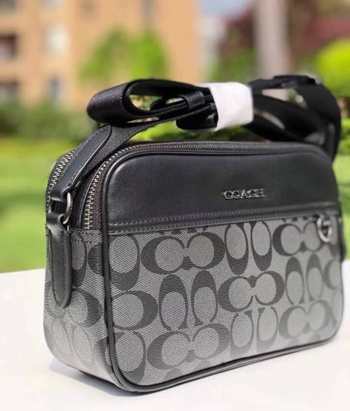 COACH GRAHAM CROSSBODY IN SIGNATURE CANVAS (COACH C4149) กระเป๋าครอสบอดี้รุ่นยอดฮิตสำหรับหนุ่มๆ ที่สาวๆก็ใช้ได้!! รูปทรงดีไซน์คลาสสิค ใช้งานสะดวก วัสดุหนังแคนวาสเคลือบลาย เปิด-ปิดด้วยซิป ภายในเป็นช่องโล่ง ใส่ของสำคัญได้ครบ สายสะพายปรับได้ตามตัว มีมาให้ช้อ
