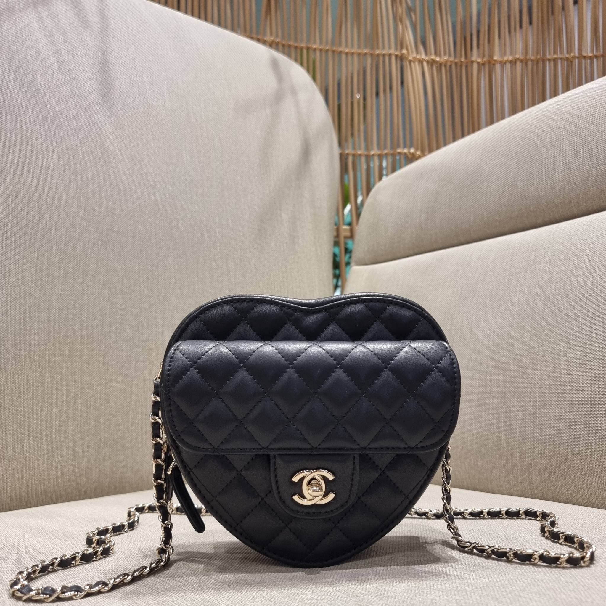 VIP 🥂 CHANEL Heart Bag Lambskin & Gold-Tone Meta ใหม่มาก สวยมาก มงมาก!! กระเป๋าสะพายสุดคิ้วท์ ที่ดีไซน์รูปทรงหัวใจไม่ซ้ำใคร น่ารักทุกสี น่าใช้ไปเลยแม่!! วัสดุหนังแกะฟอกสี เปิด-ปิดด้วยซิป ด้านหน้ามีช่องเก็บของจุกจิก ภายในเป็นช่องโล่ง ใส่มือถือ ใส่ก