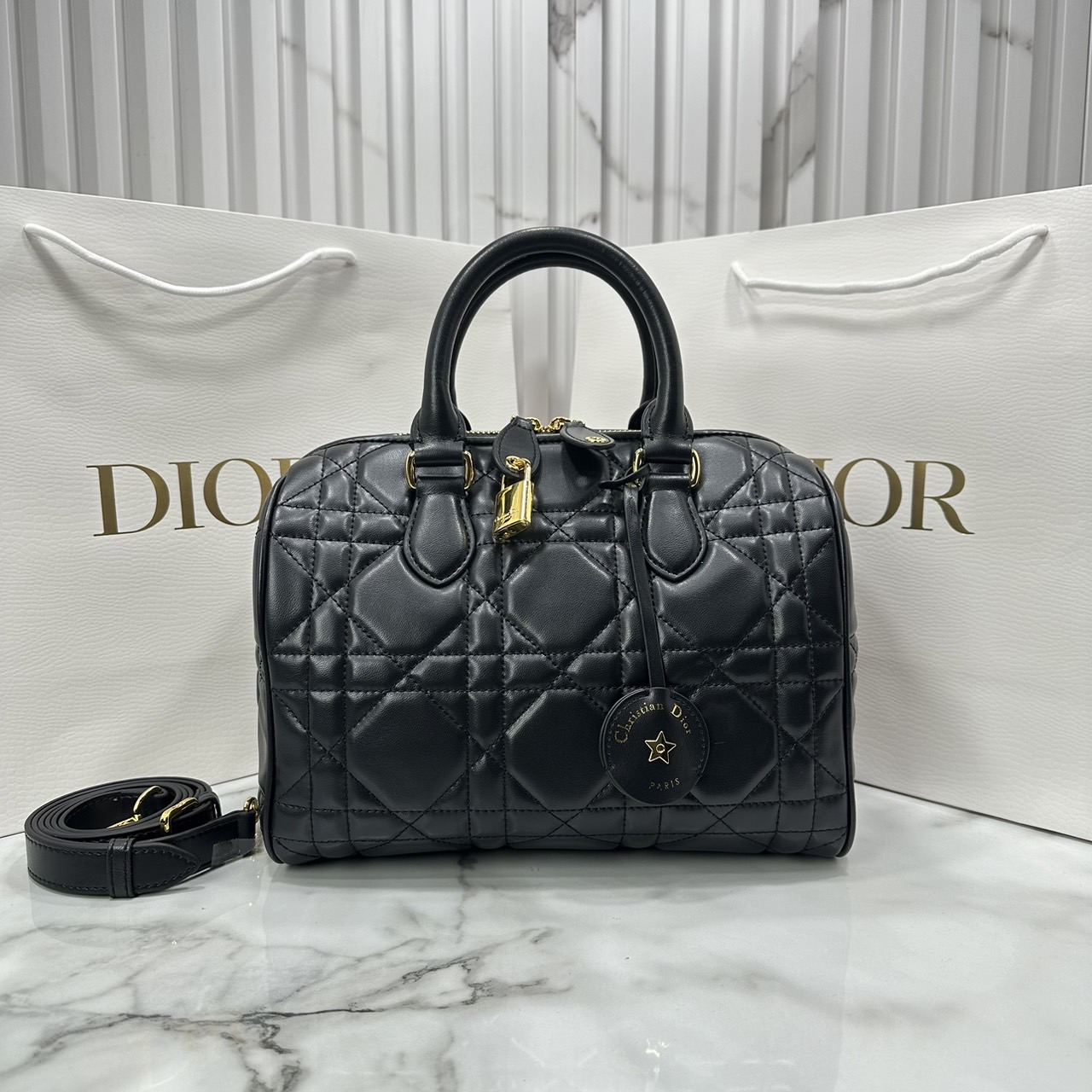 DIOR Groove 25 Bag / Dior Keepall Macrocannage Leather / Oblique Jacquard กระเป๋าสะพายทรงบอสตัน Keepall ทันสมัยและสง่างาม ใช้งานได้ทั้งแบบสะพายไหล่หรือสะพายแบบครอสบอดี้ เหมาะเป็นไอเทมคู่ใจในชีวิตประจำวัน เกรดออริ 1:1