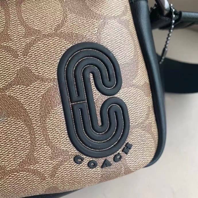 COACH EDGE CROSSBODY IN SIGNATURE CANVAS กระเป๋าสะพายครอสบอดี้ร์ วัสดุหนังแท้ หนังนิ่มอย่างดีค่ะ ด้านหน้ามีช่องซิปซ่อนให้หนึ่งช่อง เปิดปิดช่องหลักแบบซิปคู่ภายในกว้าง ใส่ของได้จุเลยนะคะ มีช่องซิปและช่องเล็กให้อีก2ช่อง;ด้านหลังกระเป๋าเป็นช่องโล่งใส่ของอีกช่