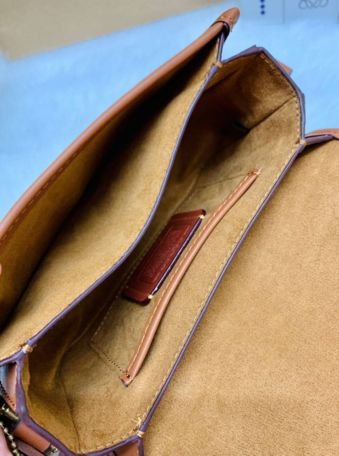 COACH STUDIO SHOULDER BAG 19 IN SIGNATURE JACQUARD ((C7937)) พร้อมส่งที่ไทย ยังไงต้องมีแล้วล่ะสาวๆๆ กระเป๋าสะพายแบบครอสบอดี้ร์ วัสดุJacquard ทอลายแบรนด์+หนังแท้ ได้ลงตัว ลุคคลาสสิค ดูดีมากๆค่ะ ด้านหน้าประดับด้วยโลหะโลโก้แบรนด์ตัวใหญ่ หรู พร้อมที่เปิดปิดแบ