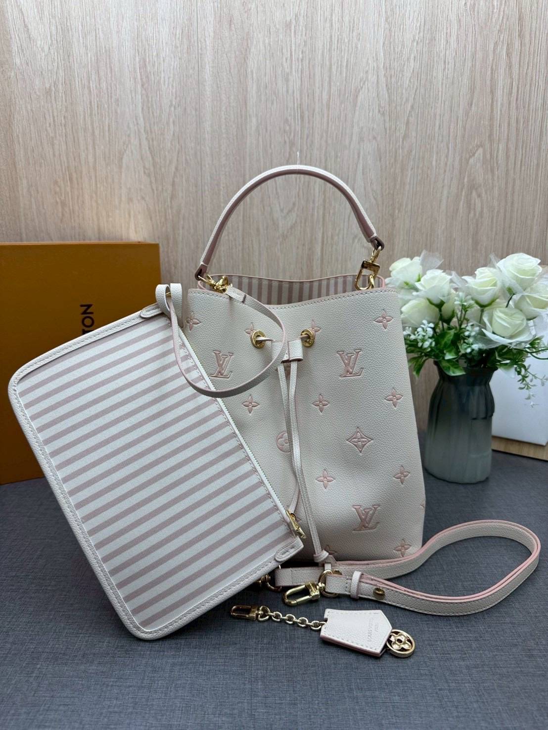 ORI หนังแท้ | LV NeoNoe MM Bucket bag Monogram Flower กระเป๋าสะพายทรงบัคเก็ต ลาย Monogram Flower โดดเด่นเพิ่มสไตล์ มีเสน่ห์ชวนหลงใหล