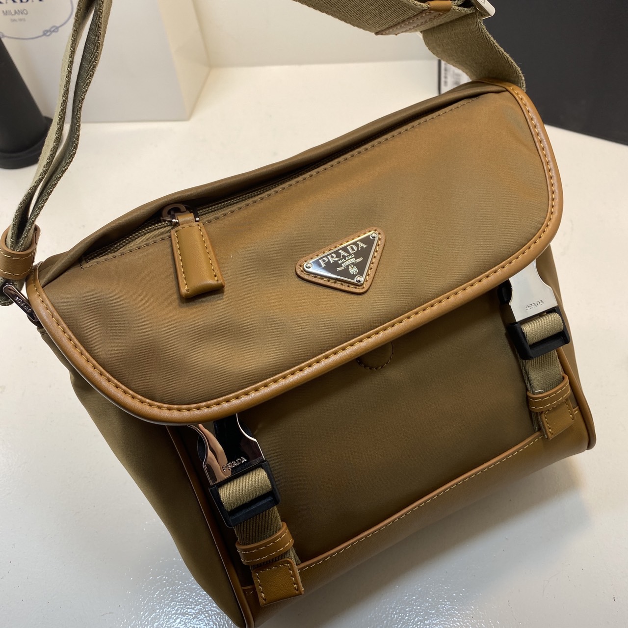 PRADA Re-Nylon and leather shoulder bag / PRADA Messenger Bag กระเป๋าสะพายคอมพลีทครีเอทลุคหล่อเท่ เกรดออริ สลับแท้ 1:1 ใช้งานต่างประเทศได้