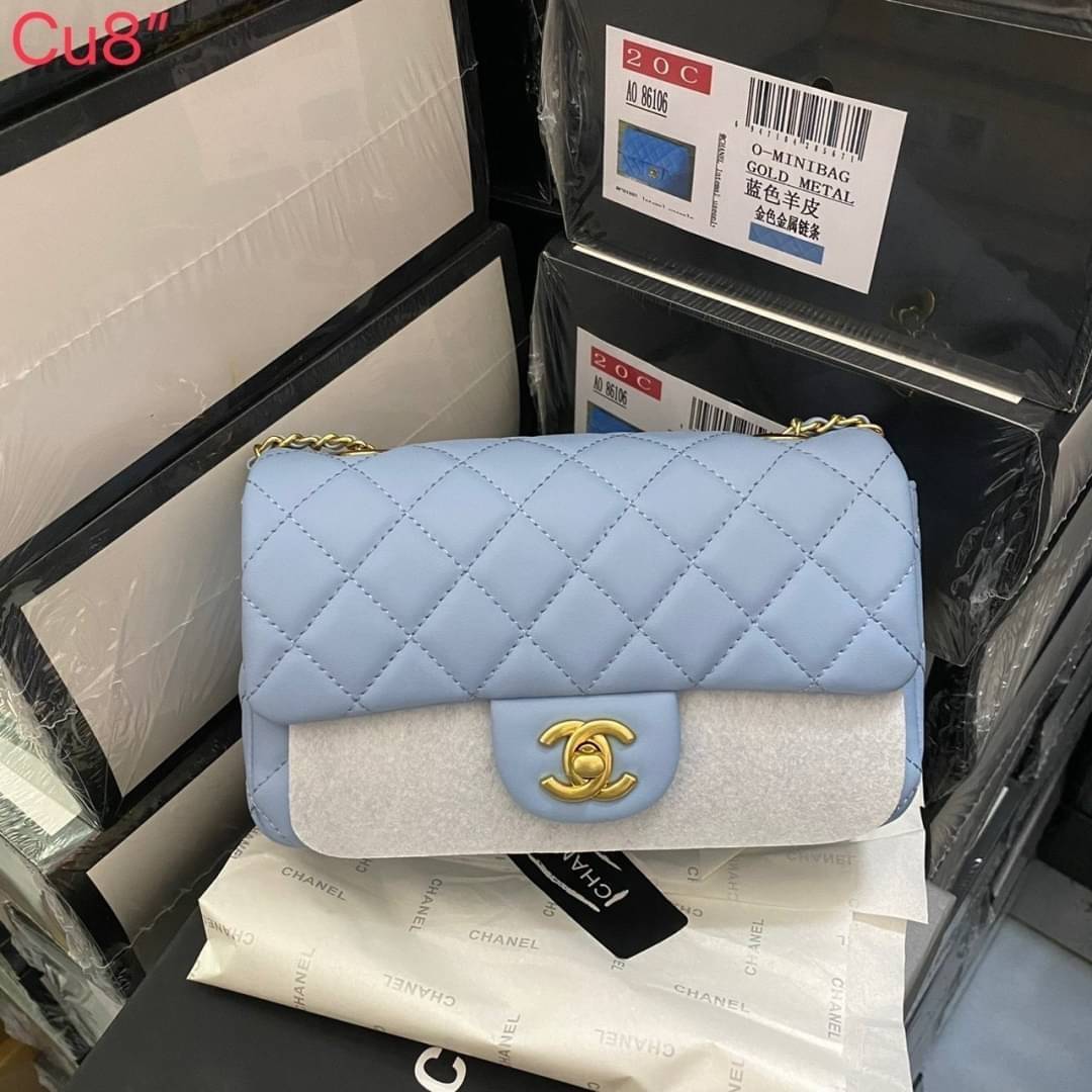 Chanel 22c classic golden ball / Chanel Pearl with Chain crossbody bag กระเป๋าสะพายข้างหรือสะพายเป็นครอสบอดี้ ใบนี้ไปถือออกงาน ก็สวยหรูดูแพงสุดๆค่า!! คลาสสิคและโดดเด่นทุกสี
