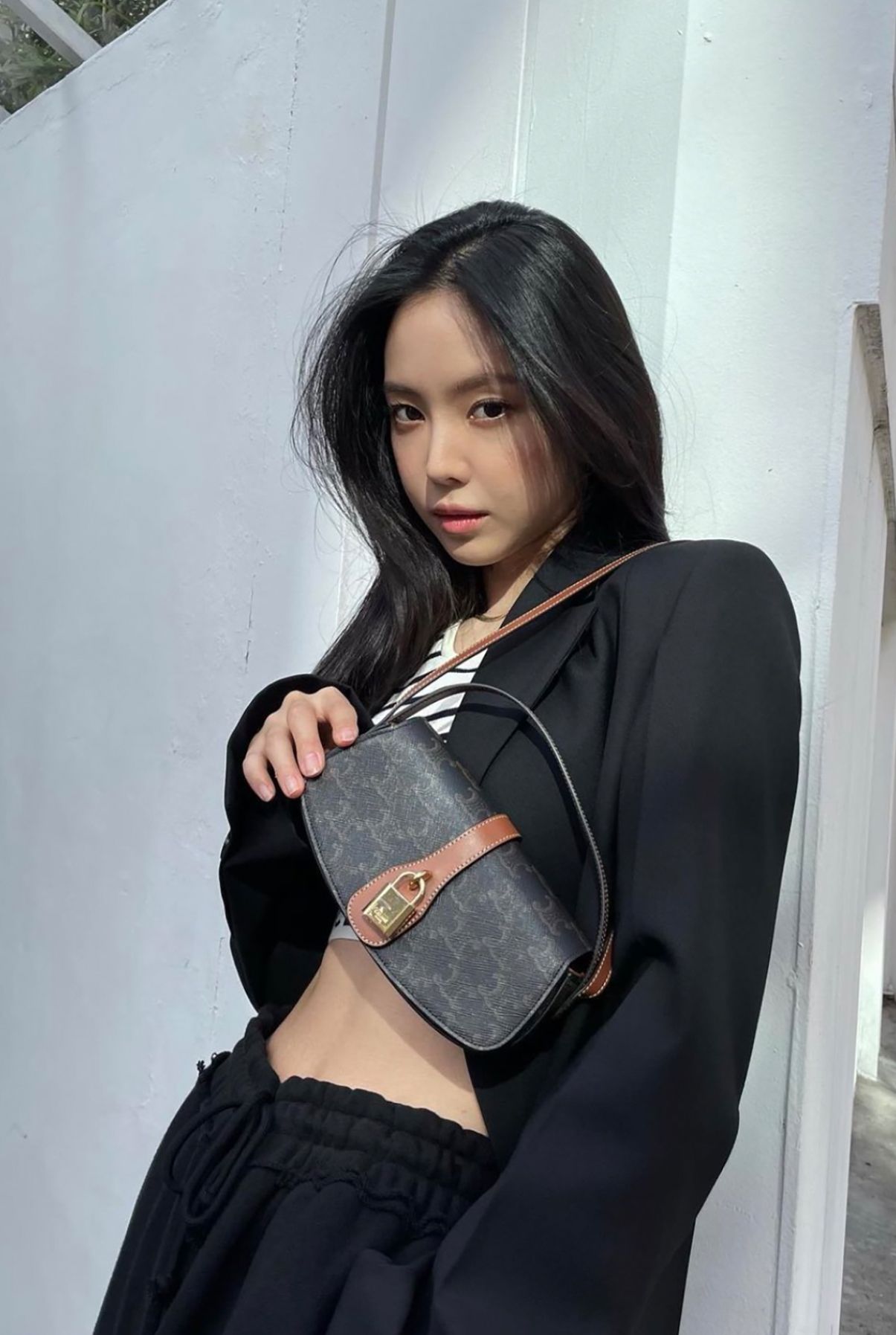 VIP 】CELINE TABOU CLUTCH BAG CELINE MINI CROSSBODY BAG (GWP) วัสดุ Triomphe Canvas หนังสวยอยู่ทรงกันน้ำได้ ขนาดกำลังน่ารัก การออกแบบที่เน้นความเรียบแต่หรู มาพร้อมสายสะพายสั้นและสายสะพายยาว สำหรับสะพายไหล่ สายปรับระดับสั้น-ยาวได้ (ถอดไม่ได้) โดดเด่นที่ด้าน