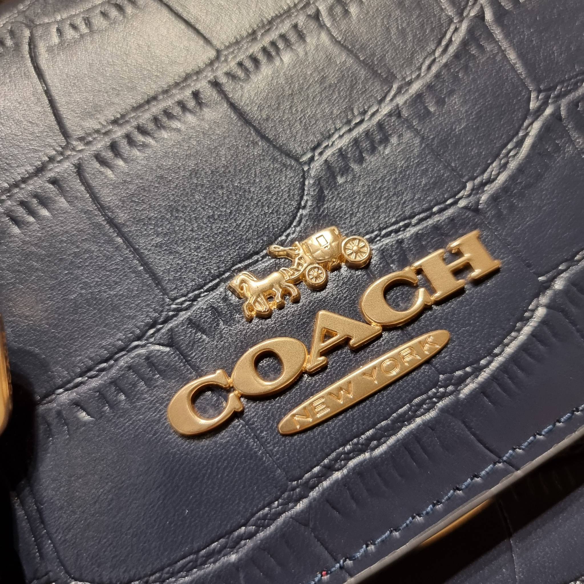 COACH C5631 BRYNN FLAP CROSSBODY แซ่บที่สุด ใหม่ที่สุด!! คอลเลคชั่นใหม่!! มองยังไงก็หลงรักละสายตาไม่ไหว กระเป๋าสะพายข้างลุคไฮน์ ที่ดีไซน์ออกมาได้ปัง และดูแพงมากๆ ด้วยดีเทลคลาสสิค รูปทรงใช้งานง่าย เรียบๆแต่มีดีเทล วัสดุหนังลายจระเข้ สวยม้าก!!! เปิด-ปิดด้วย