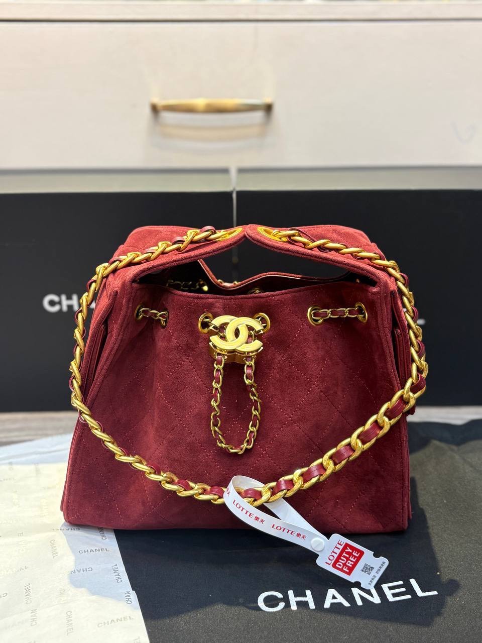 CHANEL 25 Small Suede Handbag กระเป๋าสะพายทรงโฮโบ ใหม่ล่าสุดงานหนังกลับ สวยหรูดูแพง รุ่นขายดีปังสุด รูปทรงใช้งานได้จริง จุของได้ ถือเก๋ๆ เอวี่เดย์ลุค