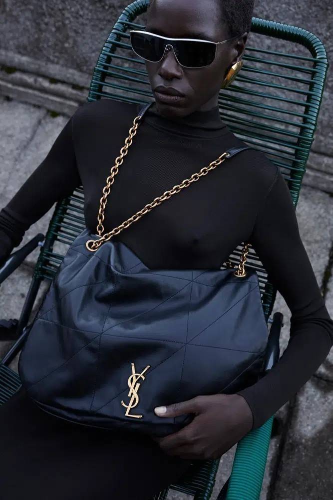 YSL jamie 4.3 in lambskin กระเป๋าสะพายใบใหญ่ เรียบหรู ดูปัง ดูแพง สีดำคลาสสิคตัดกับอะไหล่สีทองได้อย่างลงตัว ครบเครื่องตัวมัม! ดีไซน์ใหม่ 2023 สัมผัสผิวกระเป๋าดูดีมากๆ