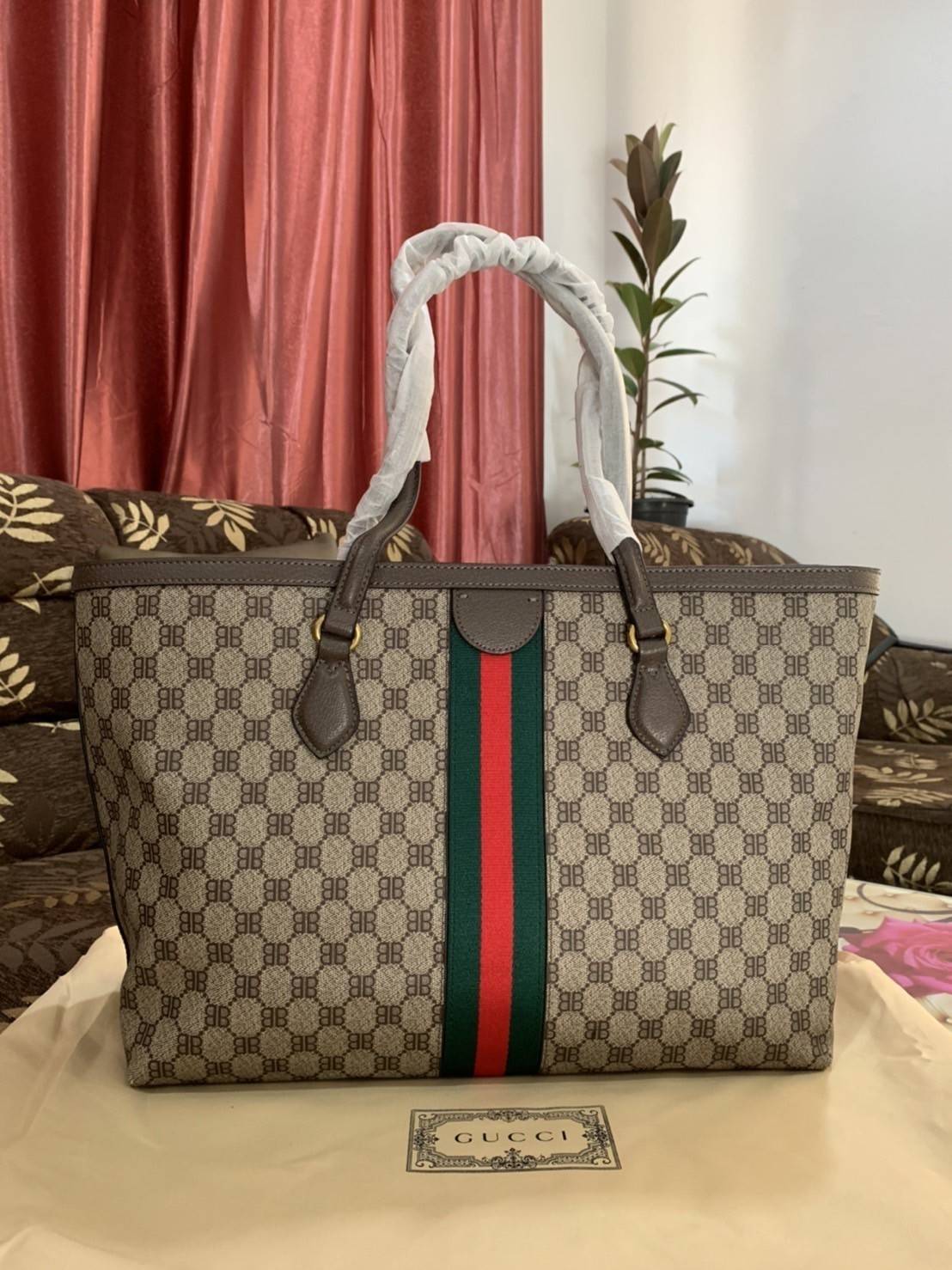 Gucci x Balenciaga The Hacker Project Graffiti Tote กระเป๋าช้อปปิ้งทรงโท้ท โดดเด่นด้วยลวดลายเพ้นท์กราฟฟิตี้ ใบใหญ่ จุสัมภาระได้อย่างจุใจ