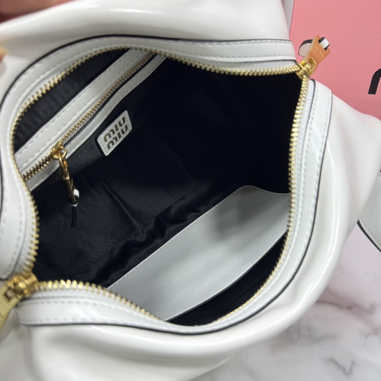 ORI หนังแท้ | Miu Miu Leather top-handle bag กระเป๋าสะพายทรง keepall เรียบแต่ฟาด หรูหราทุกองศา ใครเห็นก็ต้องเหลียว