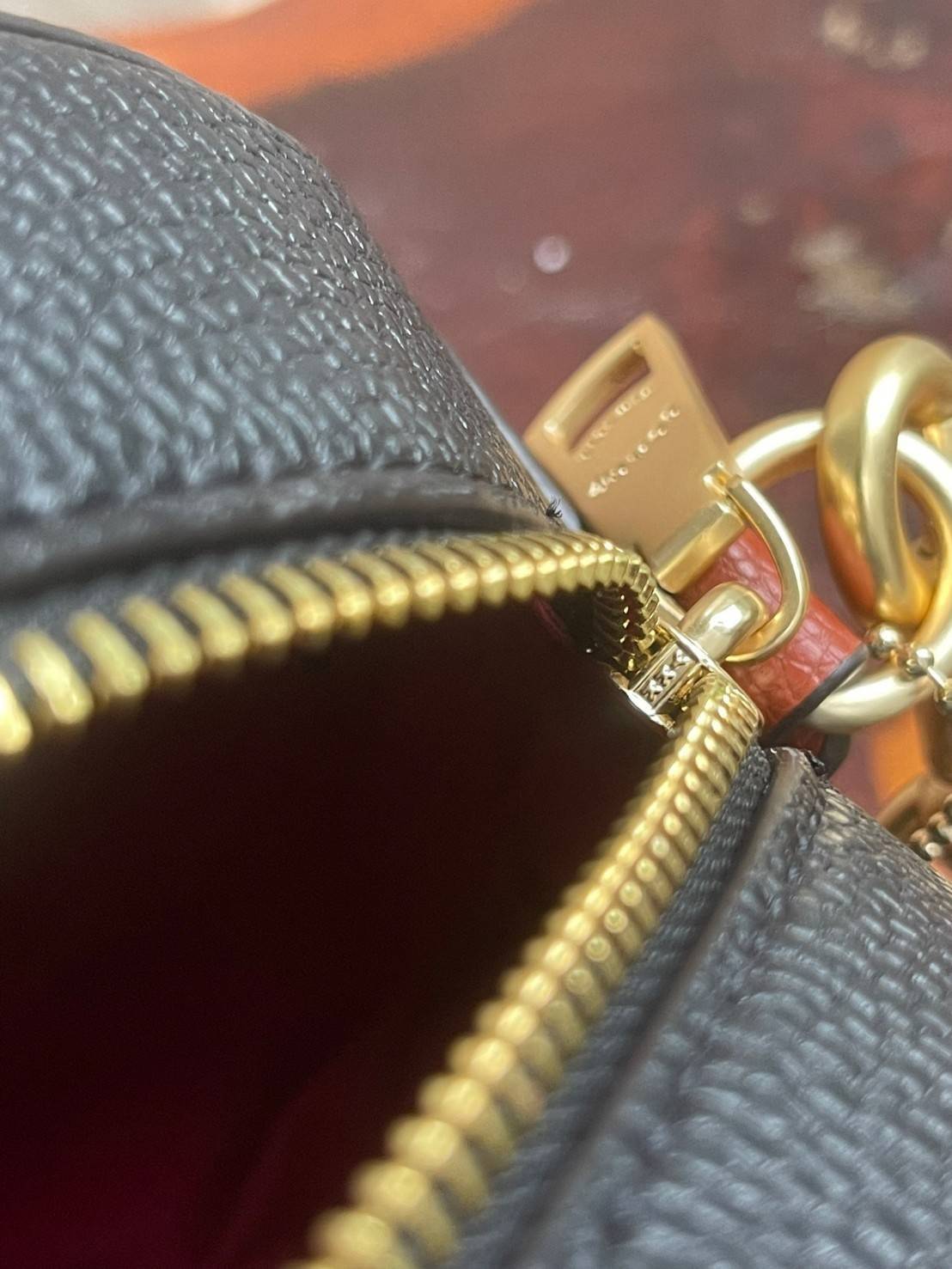 COACH CAMERA BAG IN COLORBLOCK WITH HORSE AND CARRIAGE (COACH C4164) กระเป๋าที่ดีไซน์ออกมาในทรงสะพายไหล่และทรง Camera คาดว่าเป็นรุ่นที่สาว ๆ เห็นแล้วจะต้องสะดุดตาเป็นพิเศษกับดีไซน์อันโดดเด่นที่ดูมีสไตล์ ไม่ว่าจะเป็นในวันสบาย ๆ หรือวันพิเศษก็สามารถนำไปมิกซ