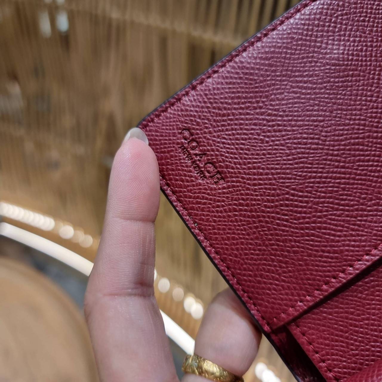 COACH 6390 MEDIUM CORNER ZIP WALLET เดอะเบสท์รุ่นที่สาวๆตามหา!! ดีไซน์ใหม่ สวยสะกด!! กระเป๋าสตางค์ใบกลาง สีคลาสสิค เรียบแต่แฝงความหรู บอกเลยว่ามันละมุนมาก!! ด้วยวัสดุหนัง crossgrain ที่ดูแลรักษาง่าย และยังดูผู้ดี ถือใช้แล้วขับผิวทุกสี ภายในมีช่องใส่บัตรแล