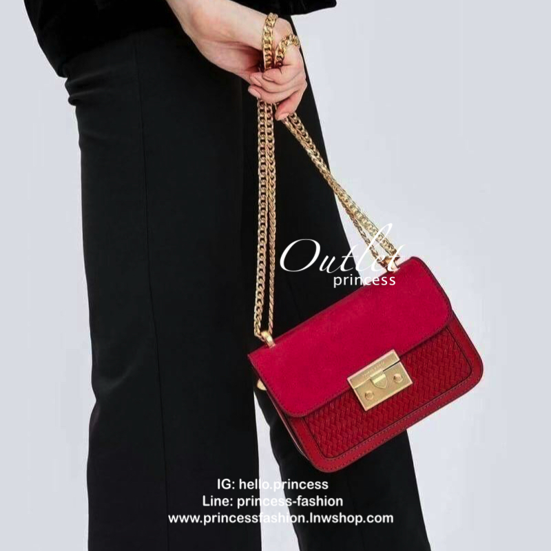 CHARLES & KEITH PUSH LOCK FRONT FLAP BAG 2018 กระเป๋าถือขนาดมินิดีไซน์สุดชิคคุณหนูมากค่ะโดดเด่นที่กระเป๋าpu ลายสานสวยสะดุดตา ฝาปิดกำมะหยี่ดูเรียบหรู เปิดปิดด้วยฝาปิดตัวล๊อคปั้มแบรนด์ ภายในมีช่องใส่บัตร ใส่มือถือ iphone8+ได้ค่ะ อะไหล่ทองสวย สายโซ่ยาวสะพายไ