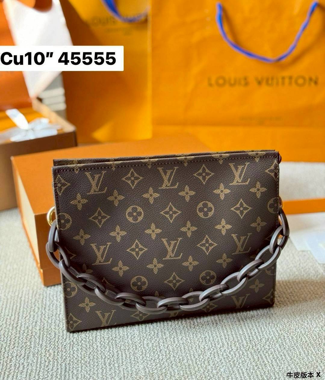 LV Poche Toilette Monogram Canvas / LV Clutch กระเป๋าถือทรงคลัช/ทรงพอช พร้อมสายสะพายถอดได้ ใช้ได้ทั้งชายหญิง โดดเด่นด้วยสายโซ่ใหญ่ตกแต่ง ด้วยรูปทรงกะทัดรัดใช้งานได้อย่างสะดวก