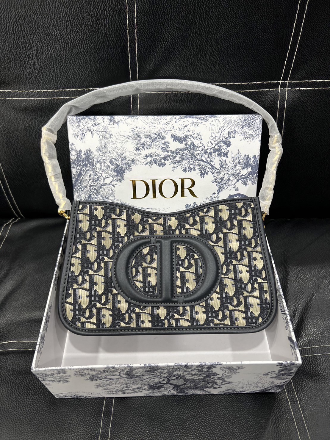 CD SIGNATURE HOBO MINI BAG leather Black / Dior Bag พร้อมส่ง กระเป๋าสะพายทรงโฮโบ รุ่นใหม่ล่าสุด Winter 2023 สวยหรูหราเป็นเอกลักษณ์แบรนด์ **สินค้าเกรดออริจินอล 1:1 สลับแท้