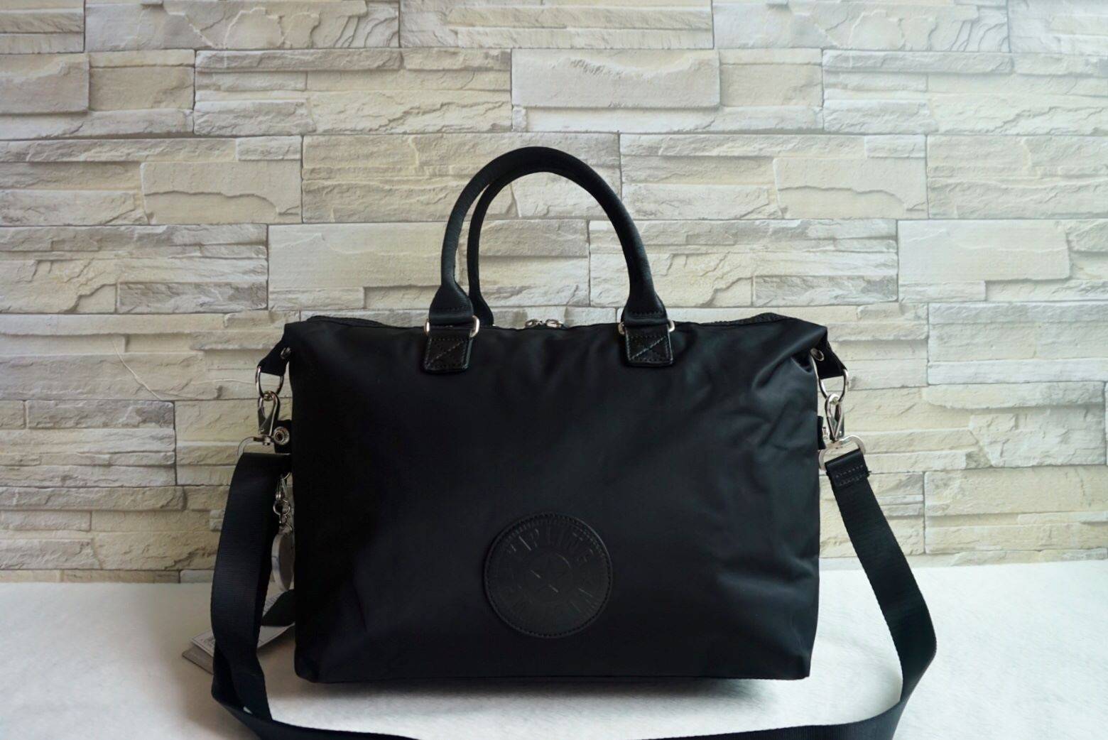 Kipling Tiram Handbag 2018!!! Kipling factory oem HK กระเป๋าสะพายใบใหญ่ วัสดุไนล่อนคุณภาพสูง กันน้ำ ระดับนึงเลยค่ะ สามารถถือได้ สะพายข้างได้ เปิดปิดกระ แบบซิปคู่ ภายในกระเป๋าโล่งกว้าง มีข่องซิป ช่องเล็ก และ ช่องขนาดกลางเสริมนวมให้ด้วยค่ะ พร้อมสายห้อยกุญแจ