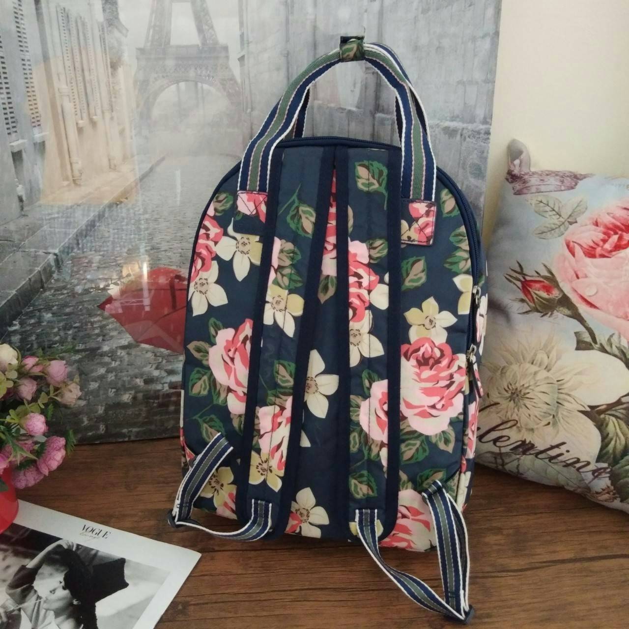 Cath Kidston Backpack Bag - กระเป๋าเป้ สไตล์วินเทจสุดฮิต - เปิด/ปิดกระเป๋าด้วยซิปรอบ - ภายใน มีช่องซิปใหญ่ใส่ของ 2 ช่อง จุของได้เยอะ - ด้านหน้ามีช่องซิปเล็ก 1 ช่อง