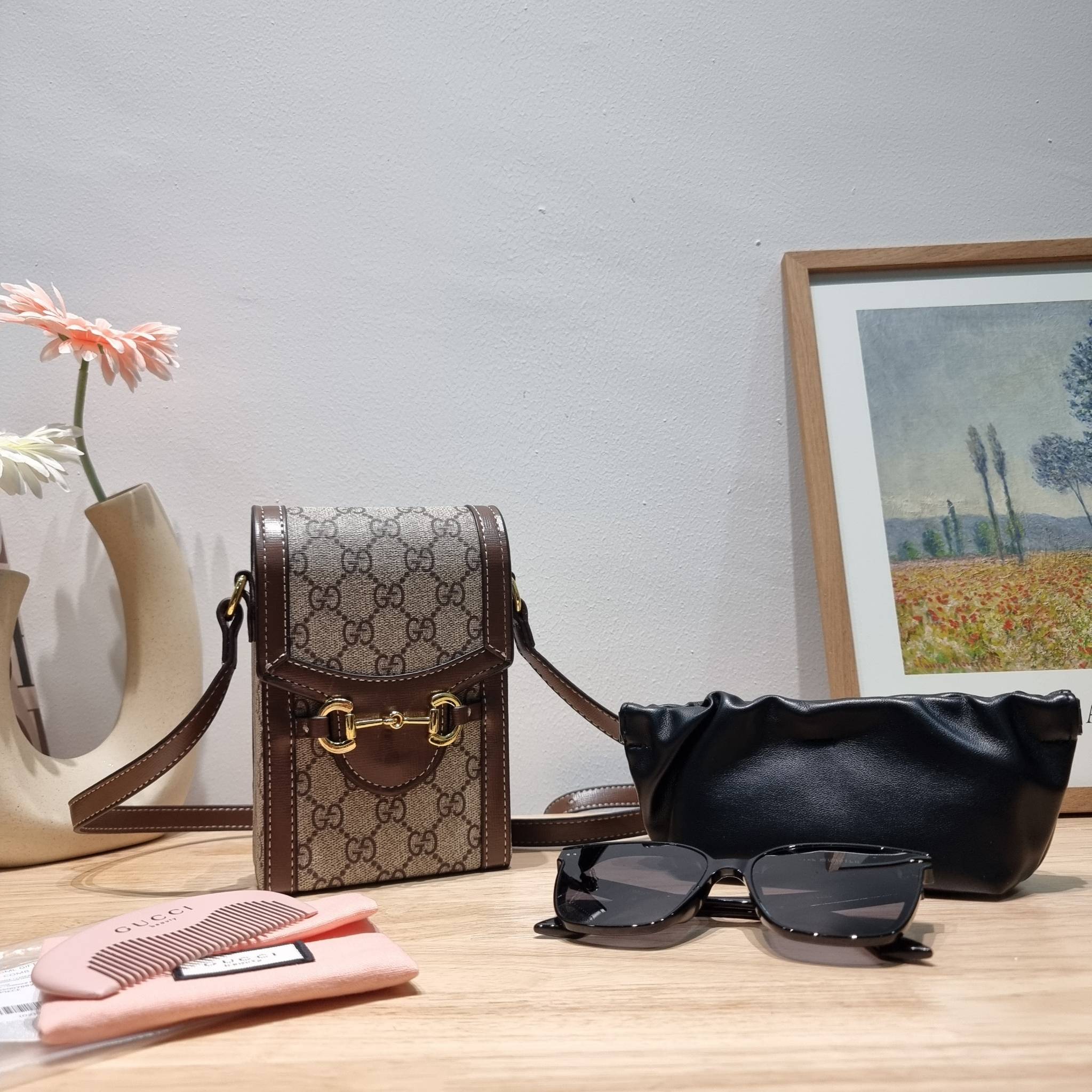 Set 3 ชิ้น Gucci Horsebit 1955 mini bag / Gucci Phone Bag box set ชวนสะสม ใครมองหาของขวัญอยู่ เซ็ทนี้จัดว่าเลิศมาก! กับการจับเอารุ่นยอดฮิต มามิกซ์รวมกับไอเท็มสุดคุ้มของมันต้องมี!! จัดเรียงให้อยู่ในกล่อง box set ลิมิเต็ด ที่มีทั้งแว่นตา gentle monster แบรน