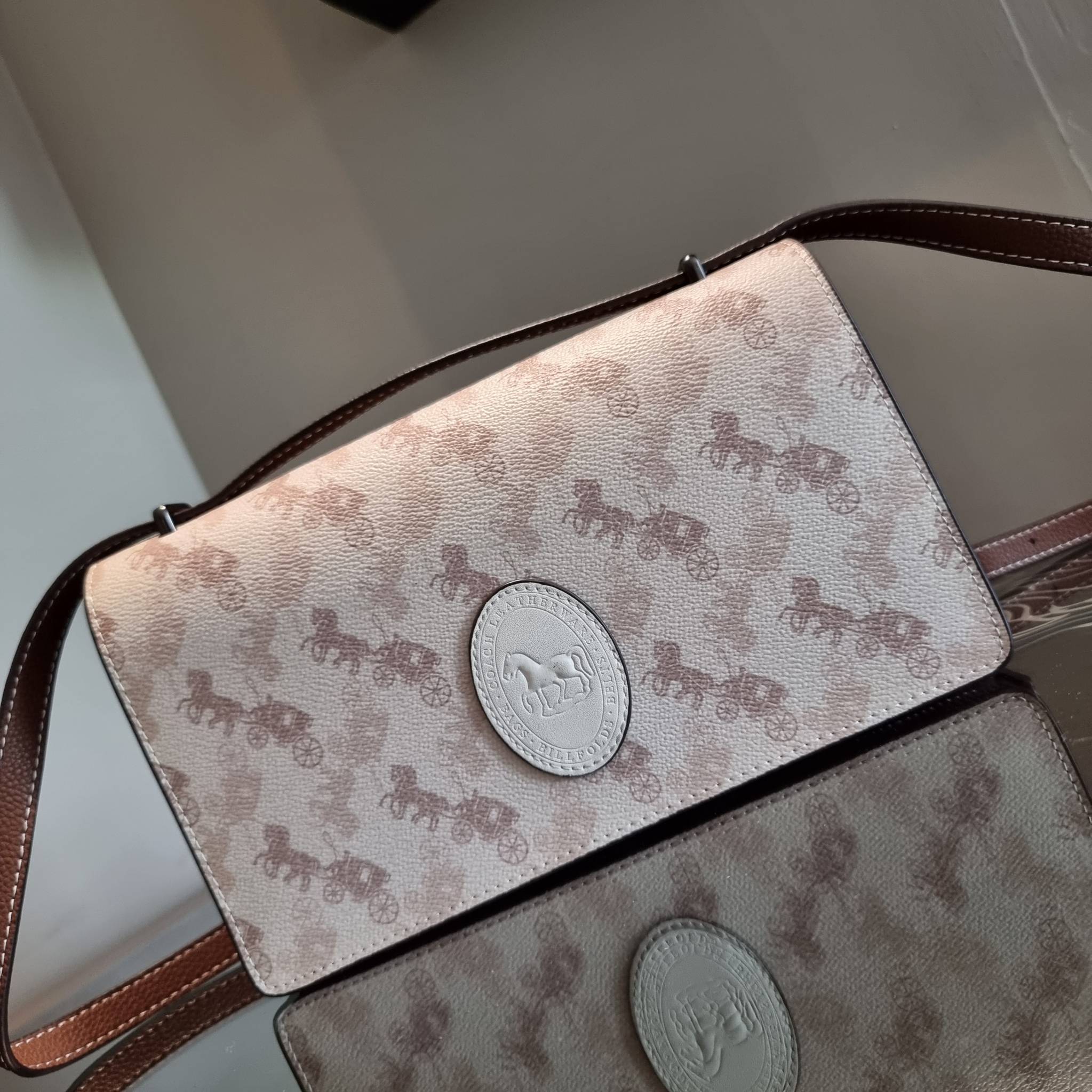OUTLET 】COACH 88343 CAMILLE CROSSBODY WITH HORSE AND CARRIAGE PRINT AND ARCHIVE PATCH คอลเลคชั่นหายาก ที่สาวๆตั้งตารอ!! ด้วยดีไซน์ลุคผู้ดี ตกแต่งลวดลายออกมาดูโดดเด่น กับกระเป๋าสะพายที่ปรับใช้ได้หลายหลายสไตล์ สะพายไหล่สายคู่ สะพายข้างสายเดี่ยว หรือจะเอาสาย