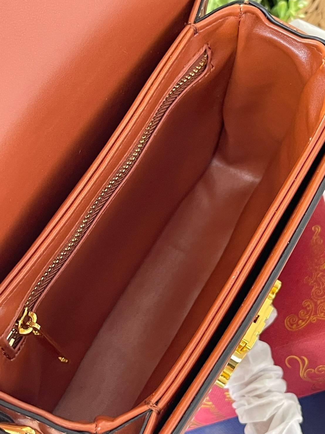 VIP 】Celine TEEN MEDIUM TRIOMPHE BAG IN TRIOMPHE CANVAS สาวๆที่กำลังมองหากระเป๋าน่ารักเอาไว้ใช้ในวันสบาย ๆ แต่ไม่รู้เลือกกระเป๋า Celine รุ่นไหนดี แนะนำรุ่นนี้เลยคะ เป็นกระเป๋าสะพายข้างขนาดกำลังดี สวยแบบคลาสสิก หรูหราด้วยแคนวาสเคลือบลาย Triomphe อีกทั้งยัง