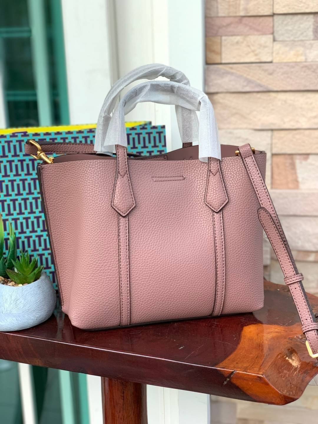 Tory Burch Perry small tote bag ออกแบบเพื่อเหมาะใช้งานได้ในชีวิตประจำวัน ใช้วัสดุผสมผสานช่วยให้กระเป๋าเป็นทรงสวยโดยยังคงคุณภาพนิ่ม สวยงามด้วยหนังวัวแท้ เรียบหรูและคลาสสิค สามารถใช้เป็น every day bag ภายในมีช่องแยกใช้งานอย่างชัดเจน ขนาดที่กำลังพอดีเลยจัดเป