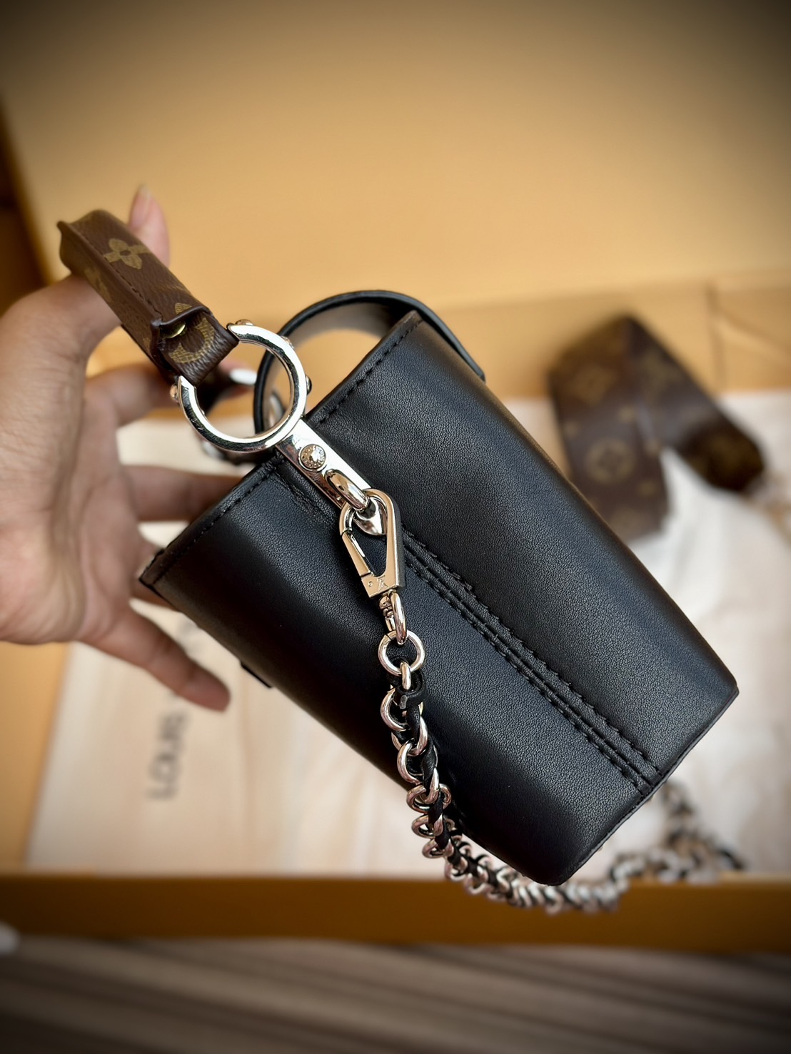 LV Capucines East-West Mini Bag กระเป๋าถือสุดหรู ดีไซน์สวยสีดำคลาสสิค ไซส์มินิดีงามม้ากกกก!! มาพร้อมหูจับในตัว ด้วยรูปทรงวินเทจ ทำให้ไอเท็มนี้สะกดทุกสายตาจริงๆ