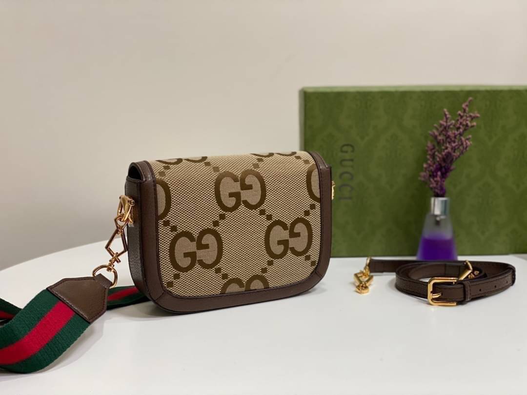 GUCCI Horsebit 1955 jumbo GG mini bag กระเป๋าสะพายสุดหรู ผ้าแคนวาส GG จัมโบ้ สีคาเมลและสีน้ำตาลอีโบนี ตราสัญลักษณ์ของแบรนด์อันเป็นที่จดจำได้ในทันที สัญลักษณ์ช่วยเสริมการออกแบบในรูปแบบใหม่ที่คาดไม่ถึง เบื้องหลังสัญลักษณ์ทุกอันคือประเพณีและคุณค่าของแบรนด์ ส