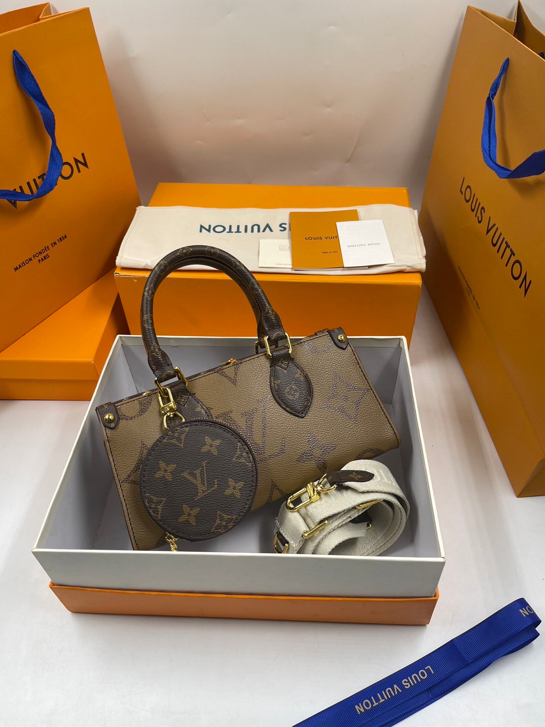 LV OnTheGo East West Monogram Bag / LV BAG พร้อมส่ง 4 สี กระเป๋าโท้ทขนาดกะทัดรัด ดีไซน์ใหม่ประจำฤดูกาล