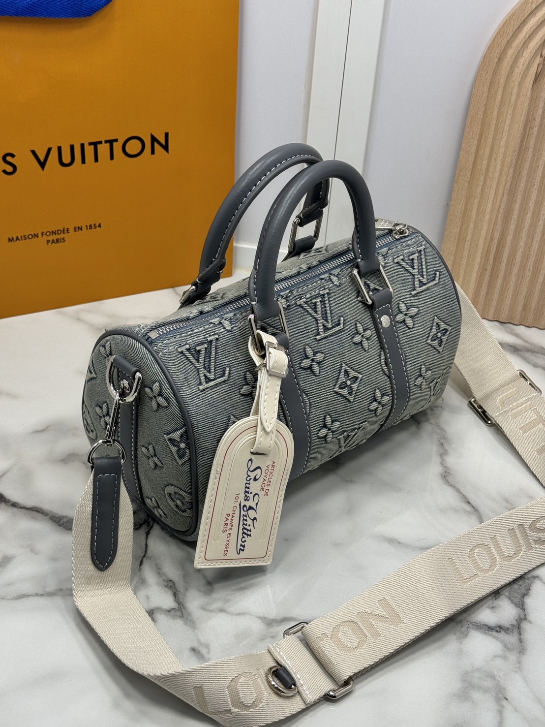 LV Bandouliere 25 Monogram Denim Bag กระเป๋าสะพายทรงหมอนเดนิมซีดสไตล์วินเทจ ปั้มนูนโลโก้ลายโมโนแกรม ใหม่ล่าสุด มาแรงม้าก! รุ่นลิมิเต็ดที่สาวๆควรได้มีสะสม