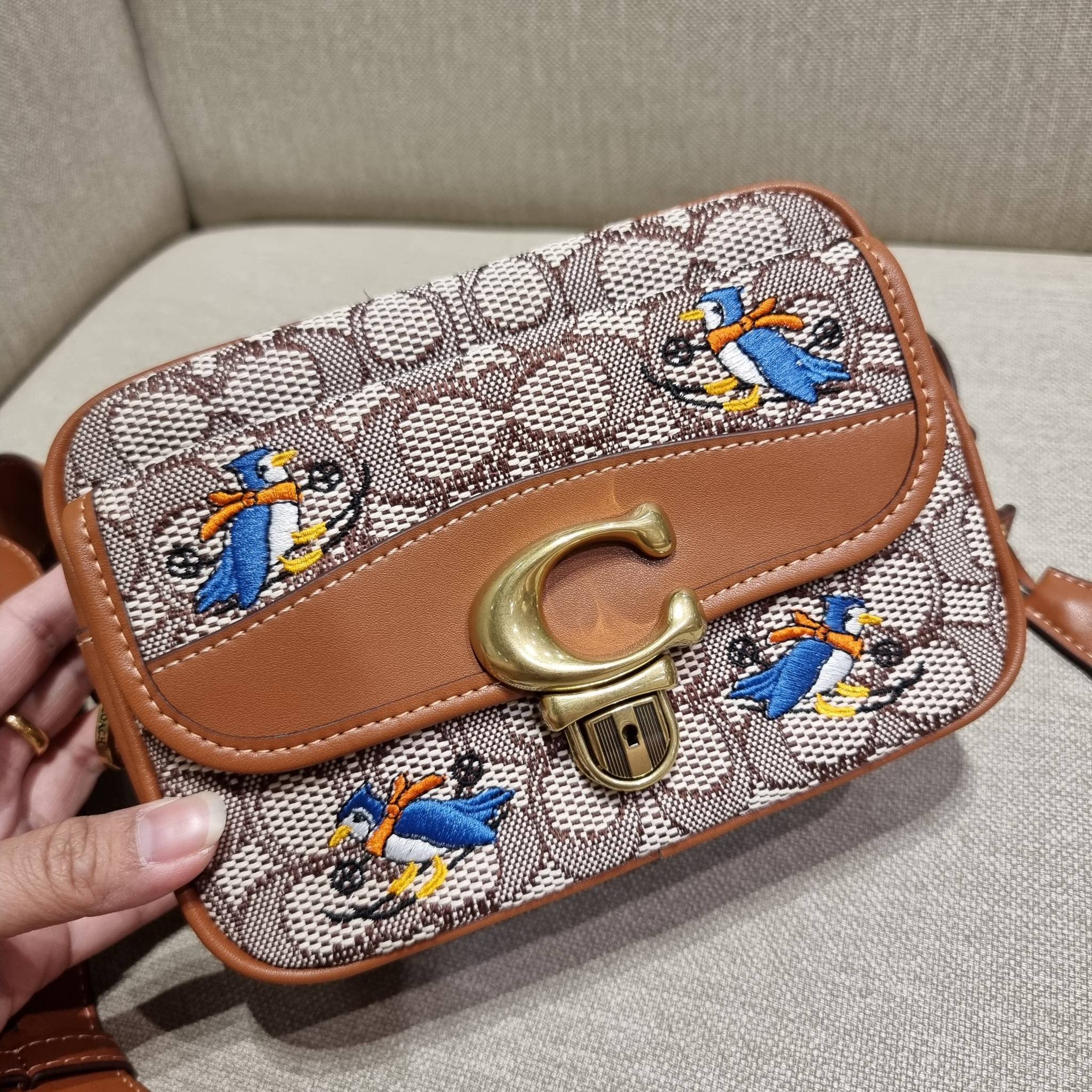 COACH C7764 STUDIO CAMERA BAG 19 IN SIGNATURE TEXTILE JACQUARD WITH CREATURES น้องเล็กใหม่สุดอีกหนึ่ง!! ขนาดเล็กกะทัดรัด มาแบบเลิศๆหรูๆมากแม่ พร้อมเทกเจอร์สุดคิ้วท์!! กระเป๋าสะพายข้างลุคไฮน์ ที่ดีไซน์ออกมาได้ปัง และดูแพงมากๆ ด้วยดีเทลคลาสสิคผสานความเป็นเอ