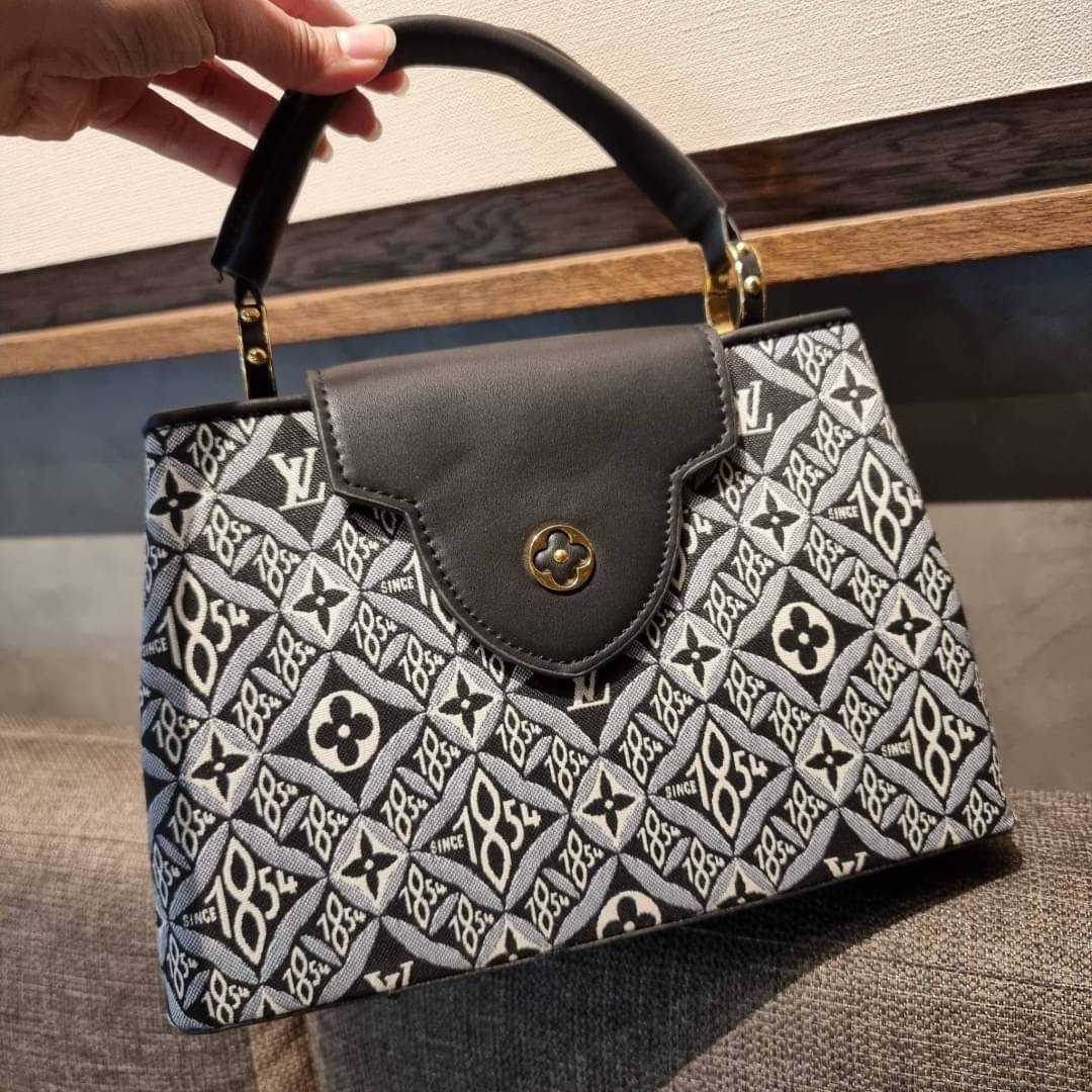 LV capucines top handle with vintager 1854 / LV SINCE 1854 CAPUCINES MM ที่สุดของความสวยในดีไซน์คลาสสิคย้อนยุค กระเป๋าถือสุดหรู มาพร้อมหูจับในตัว ด้วยรูปทรงวินเทจและวัสดุผ้าแคนวาสคละลายเต็มใบ สร้างดีเทลให้ไอเท็มนี้ได้ลุคผู้ดีไปอีก และยังมีลูกเล่นที่ฝาปิดก