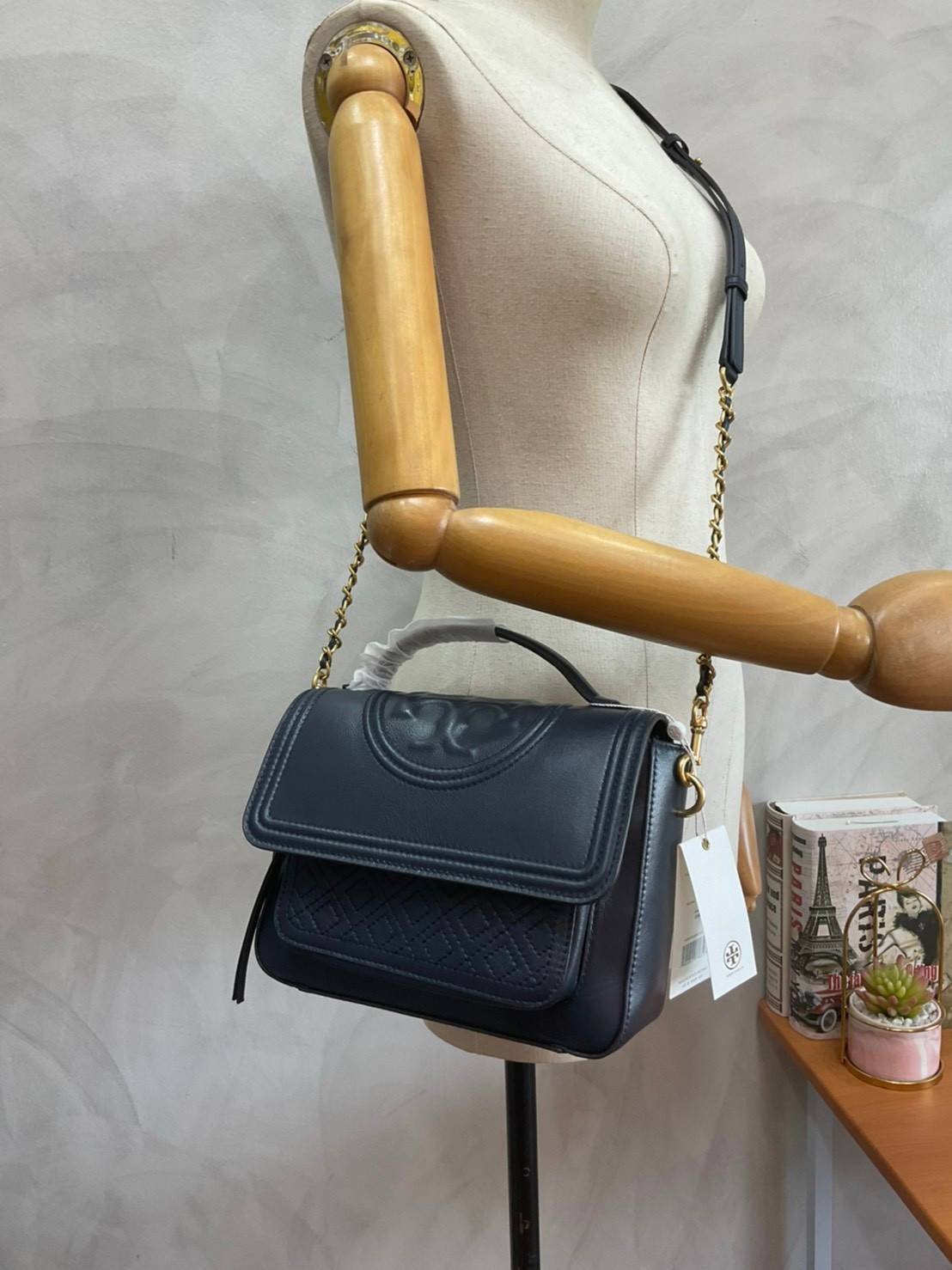 Tory Burch Fleming Satchel Bag รุ่น 45147 สี Royal Navy กระเป๋าสะพาย Crossbody ทรงสวย ดีไซน์เก๋ สุดคลาสสิค เพิ่มดีเทลโลโก้แบรนด์บนฝากระเป๋าอัพลุคให้ดูเท่ห์ และ พู่หนังถอดได้ วัสดุหนังแท้ สัมผัสนุ่มมือ หนังสวย น้ำหนักเบา ตั้งอยู่ทรง เปิดปิดด้วยกระดุมแม่เหล