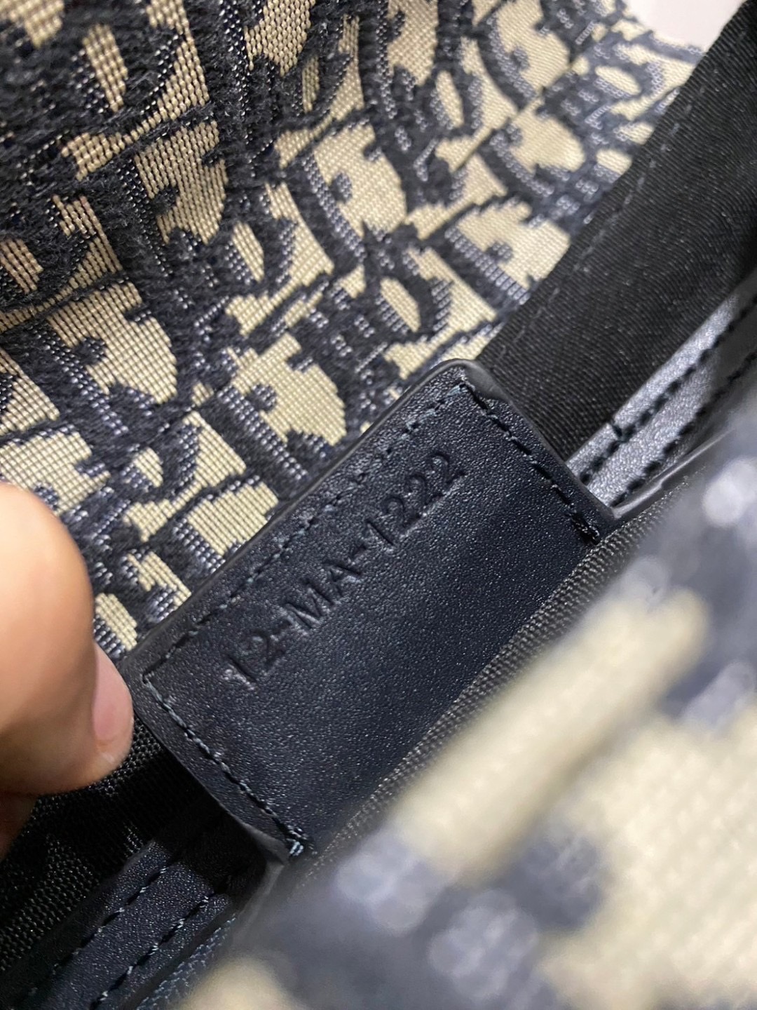 พร้อมส่ง 2 สี Small CD Besace Bag Oblique Jacquard & black calfskin กระเป๋าสะพายดิออร์รุ่นใหม่ เกรดออริ สลับแท้ 1:1 ใช้ต่างประเทศได้ New for the season and appearing in the Spring-Summer 2024