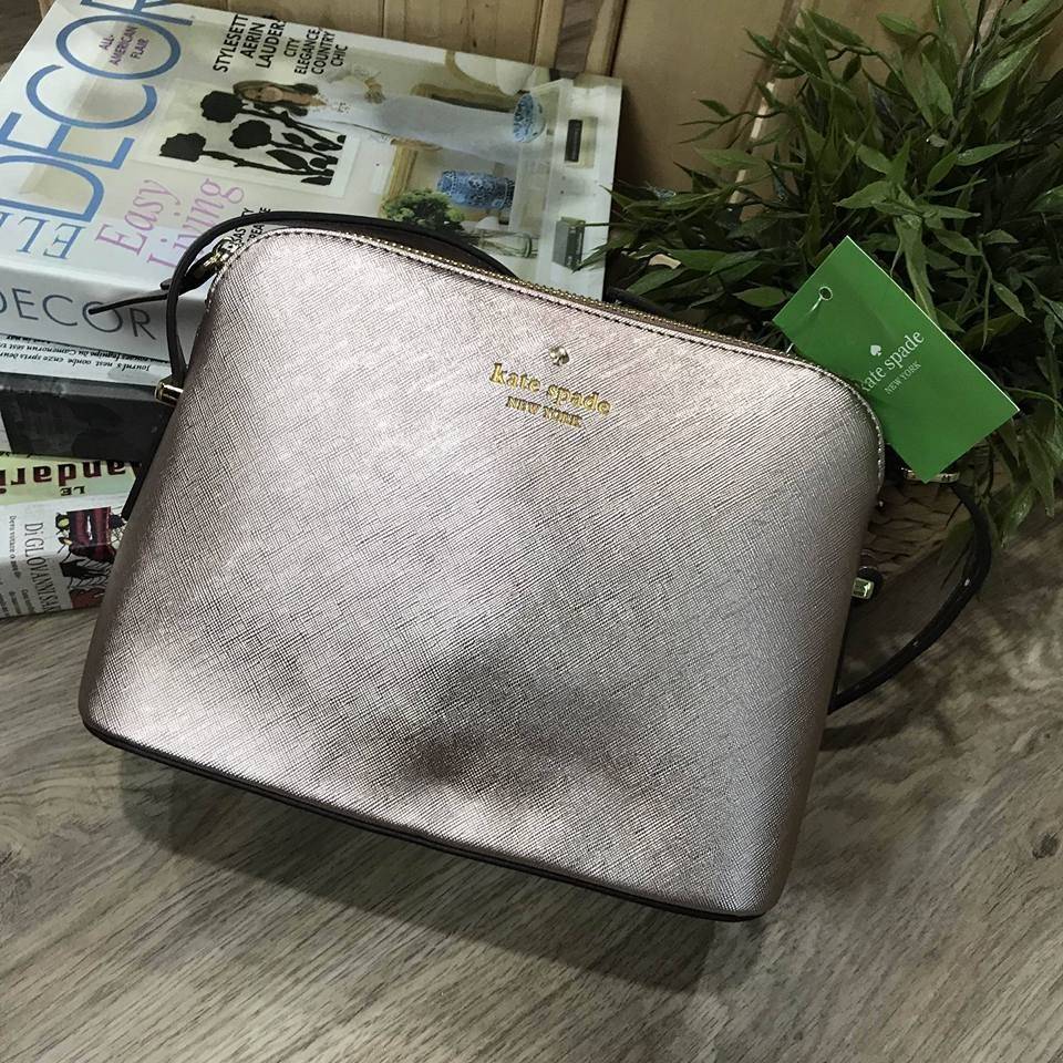 KATE SPADE CEDAR STREET MANDY แบรนด์ดังจากอเมริกาสุดฮิต กระเป๋าขนาดน่ารัก สะพายข้าง หนัง saffiano ภายในลายสวยเก๋สีทองเรียบหรู ทรงแข็งอยู่ทรง MUST HAVE!!