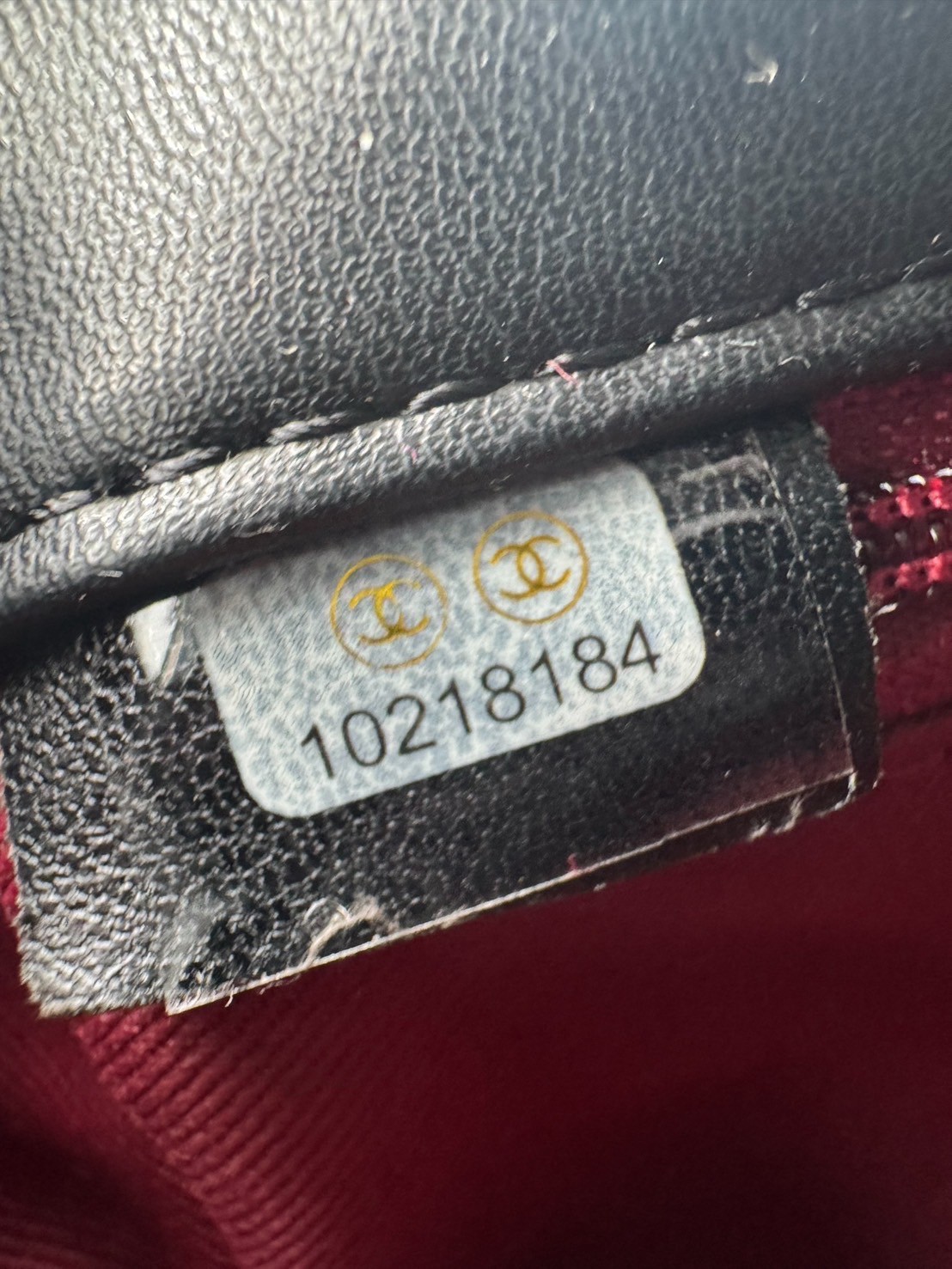 CHANEL 19 Handbag Flap Bag กระเป๋าสะพายรุ่นในตำนานที่เป็นลูกรักของสาวๆ ไปแล้ว คลาสสิกที่สุด ให้ลุคลูกคุณมั๊กมากกก งานหนังเรียบสวย หนังมีกลิ่นหอมฟุ้งตั้งแต่เปิดกล่อง หรูหราแบบไม่ต้องพูดเยอะ